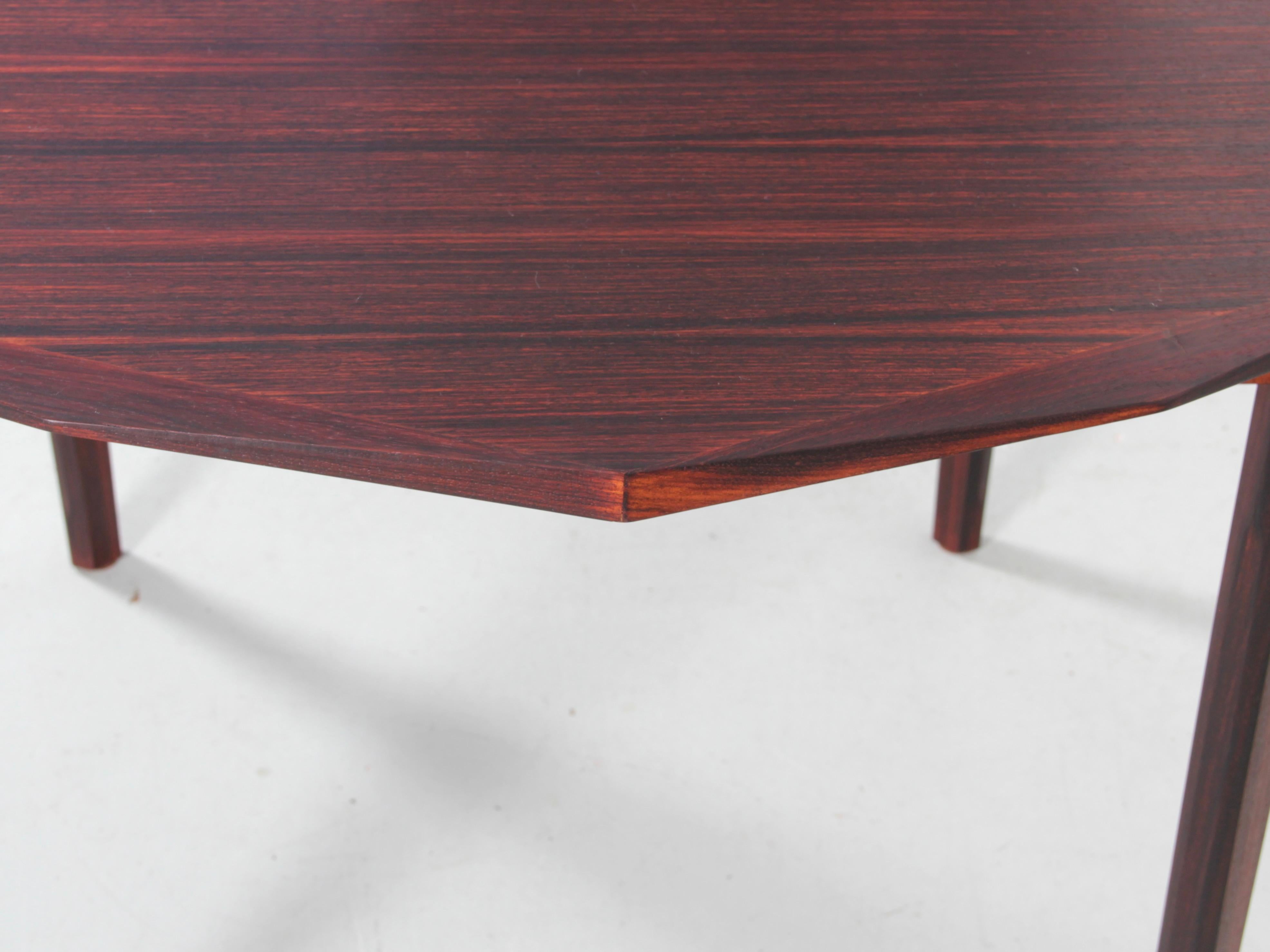 Table de salle à manger The Moderns en bois de rose. en vente 1