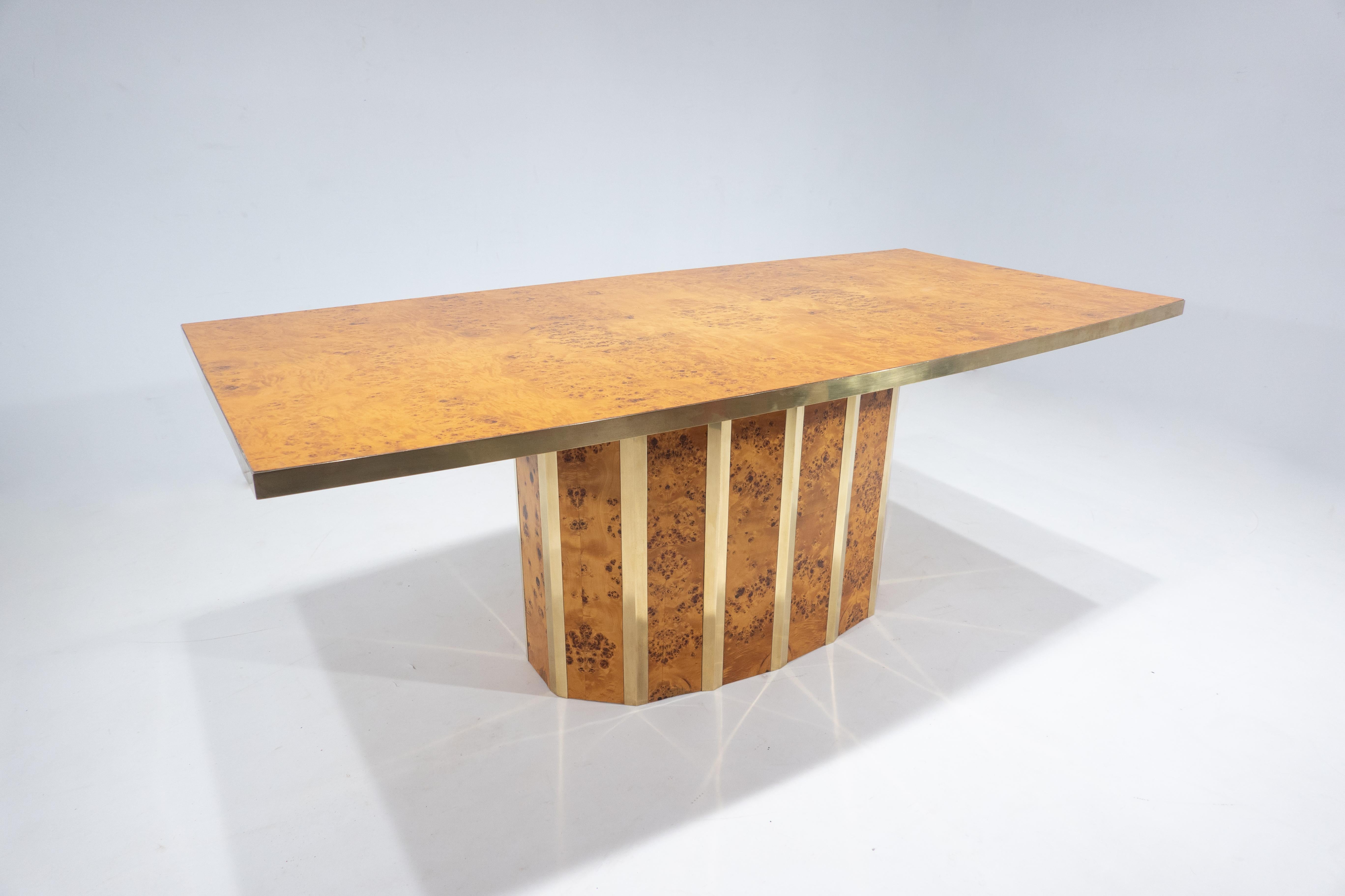 Table de salle à manger moderne du milieu du siècle dans le style de Willy Rizzo, loupe de frêne, Italie.