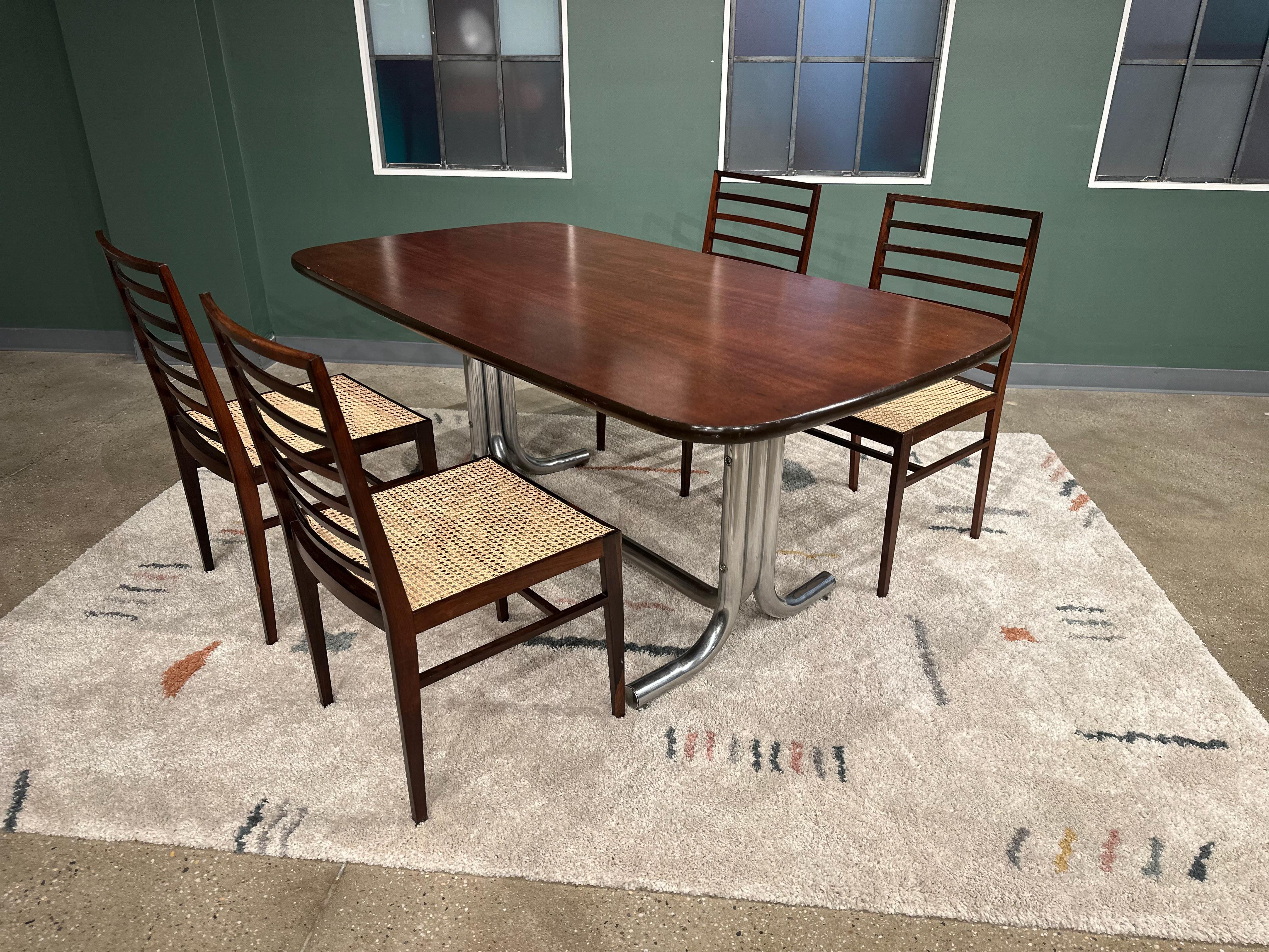 Chrome Table de salle à manger moderne du milieu du siècle dernier en chrome tubulaire et bois de Geraldo Barros, 1970 en vente