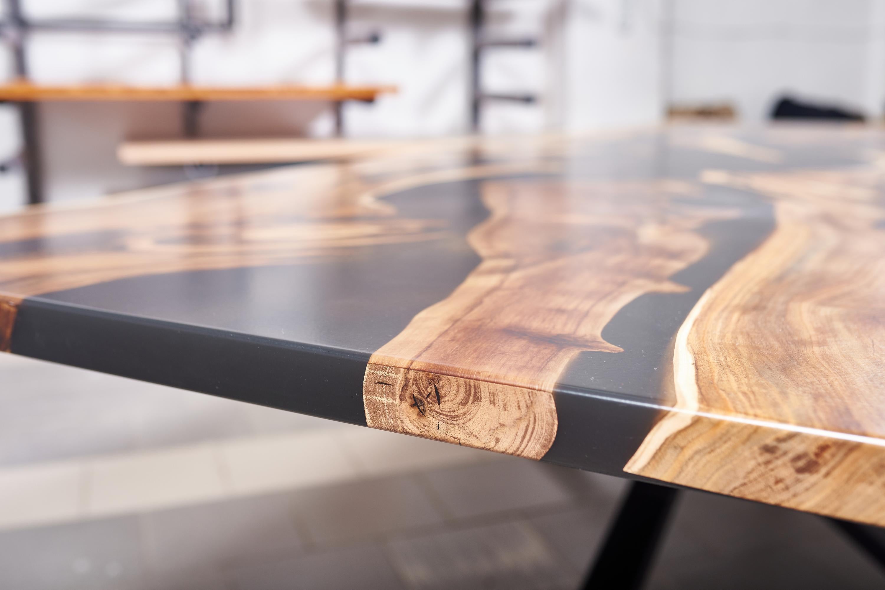 Moderner moderner Esstisch Großer rustikaler Tisch aus Nussbaumholz, handgefertigt im Angebot 3