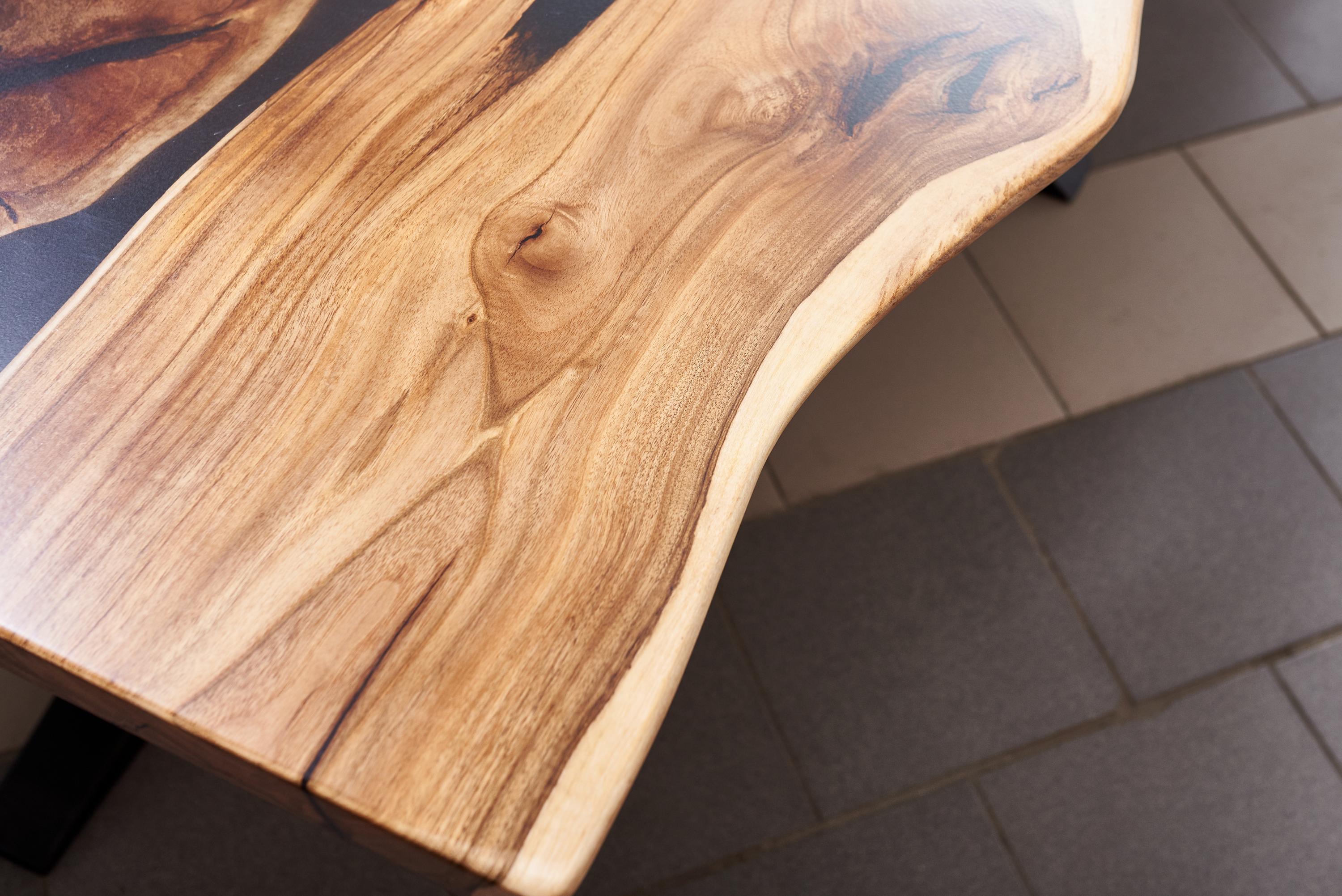 Moderner moderner Esstisch Großer rustikaler Tisch aus Nussbaumholz, handgefertigt im Angebot 4