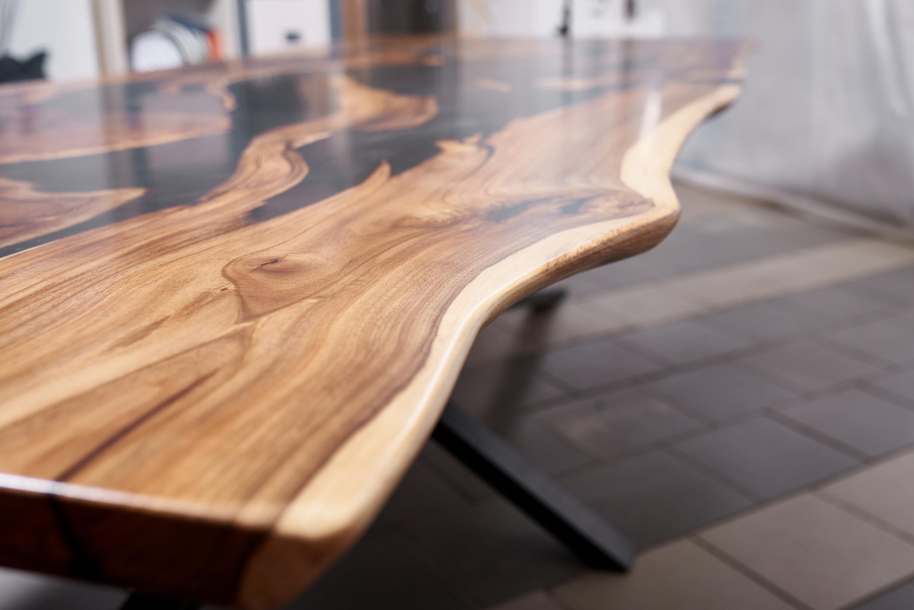 Moderner moderner Esstisch Großer rustikaler Tisch aus Nussbaumholz, handgefertigt im Angebot 5
