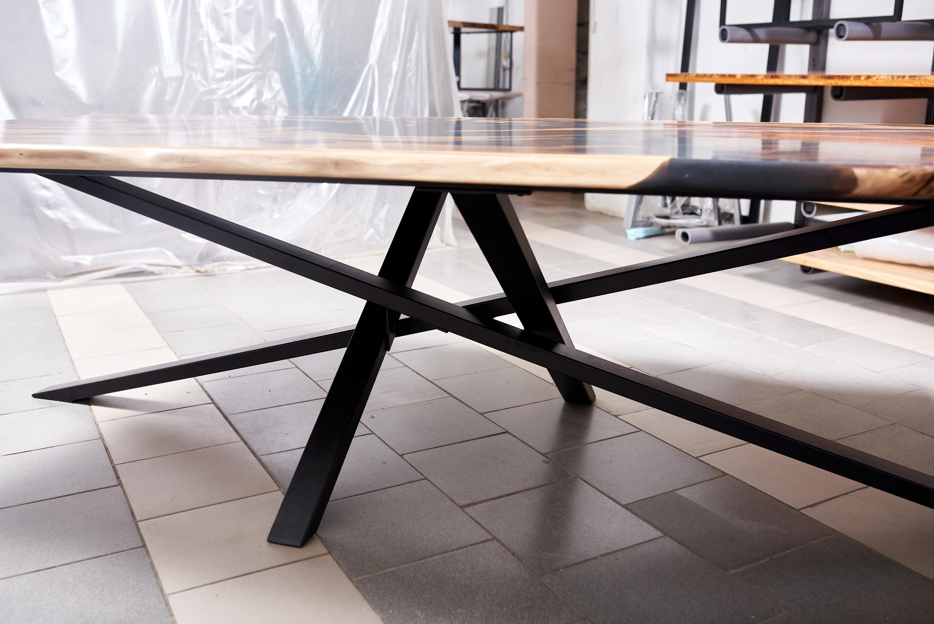 Moderner moderner Esstisch Großer rustikaler Tisch aus Nussbaumholz, handgefertigt (Europäisch) im Angebot