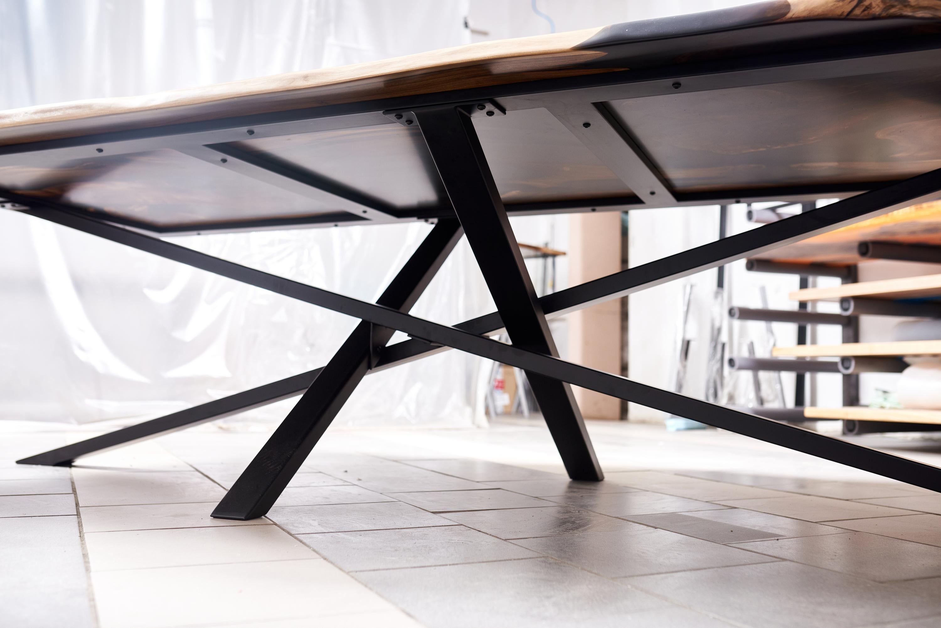 Moderner moderner Esstisch Großer rustikaler Tisch aus Nussbaumholz, handgefertigt (Geschweißt) im Angebot