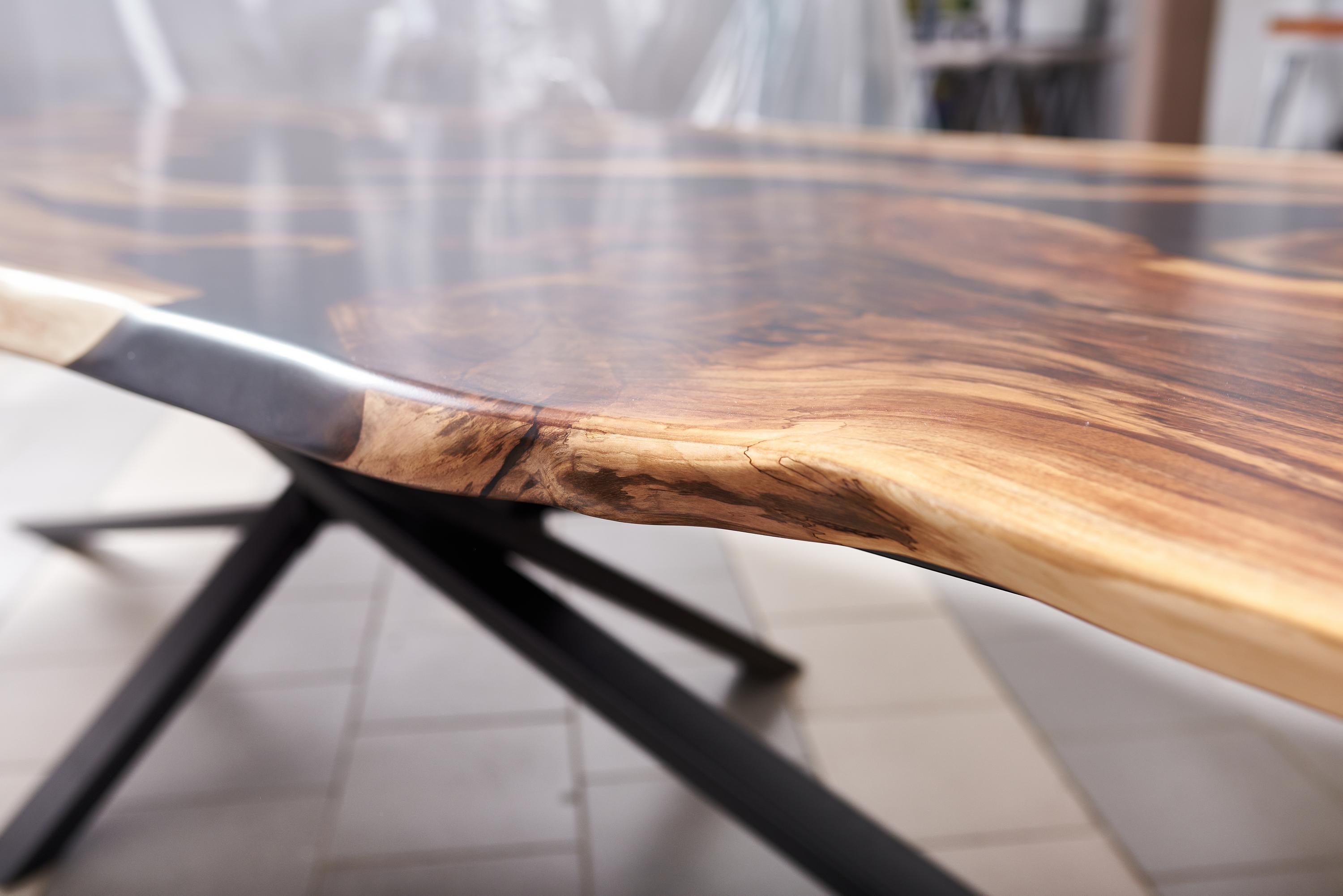 Moderner moderner Esstisch Großer rustikaler Tisch aus Nussbaumholz, handgefertigt im Zustand „Neu“ im Angebot in København N, DK