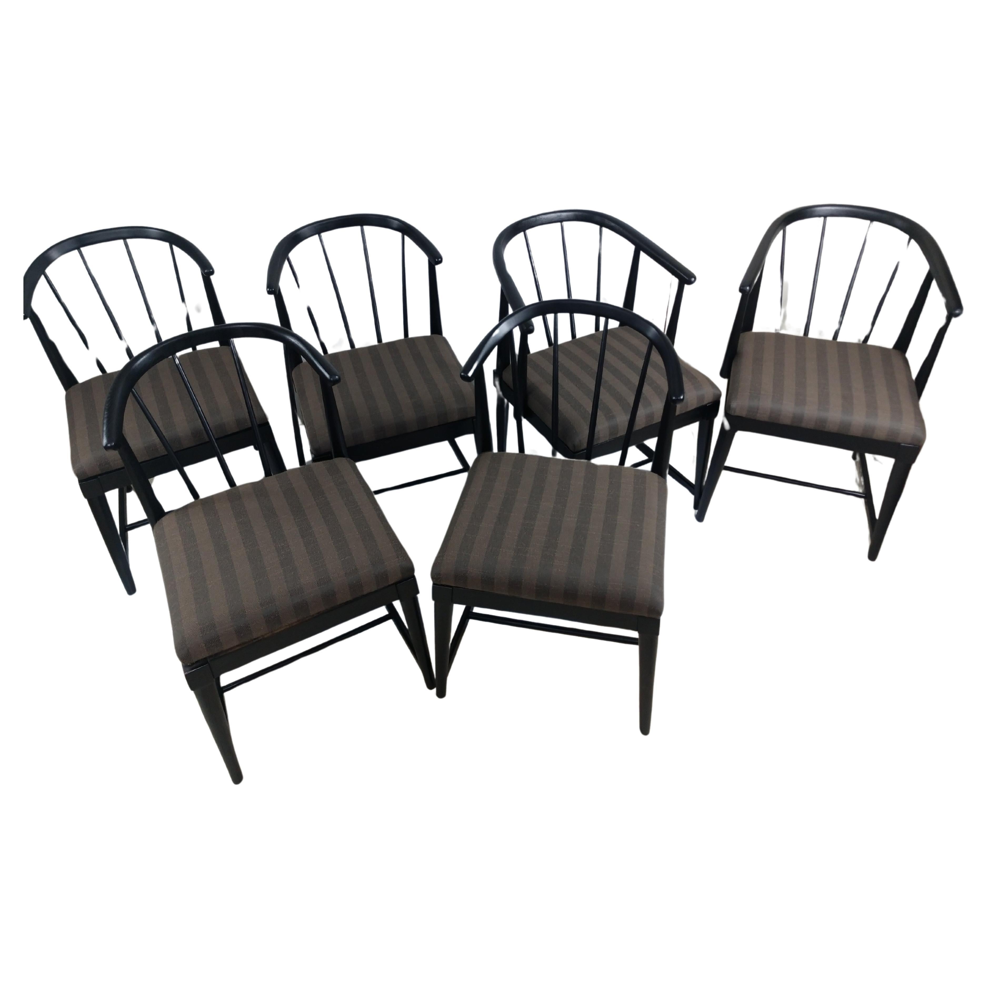 Fabulous Erweiterung Esstisch, insgesamt 94 Zoll, wenn die 3 12inch Blätter verwendet werden. Faux Granit Steinplatte mit schwarz ebonisiert Basis und sechs Esszimmerstühle, 2 Arm, die gerade restauriert wurden. Neue Sitze mit neuem Schaumstoff und