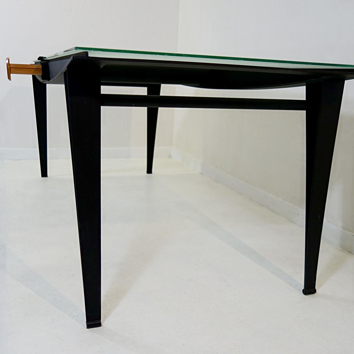 Table de salle à manger mi-siècle moderne avec cadre en acier noir et plateau en verre sablé en vente 1