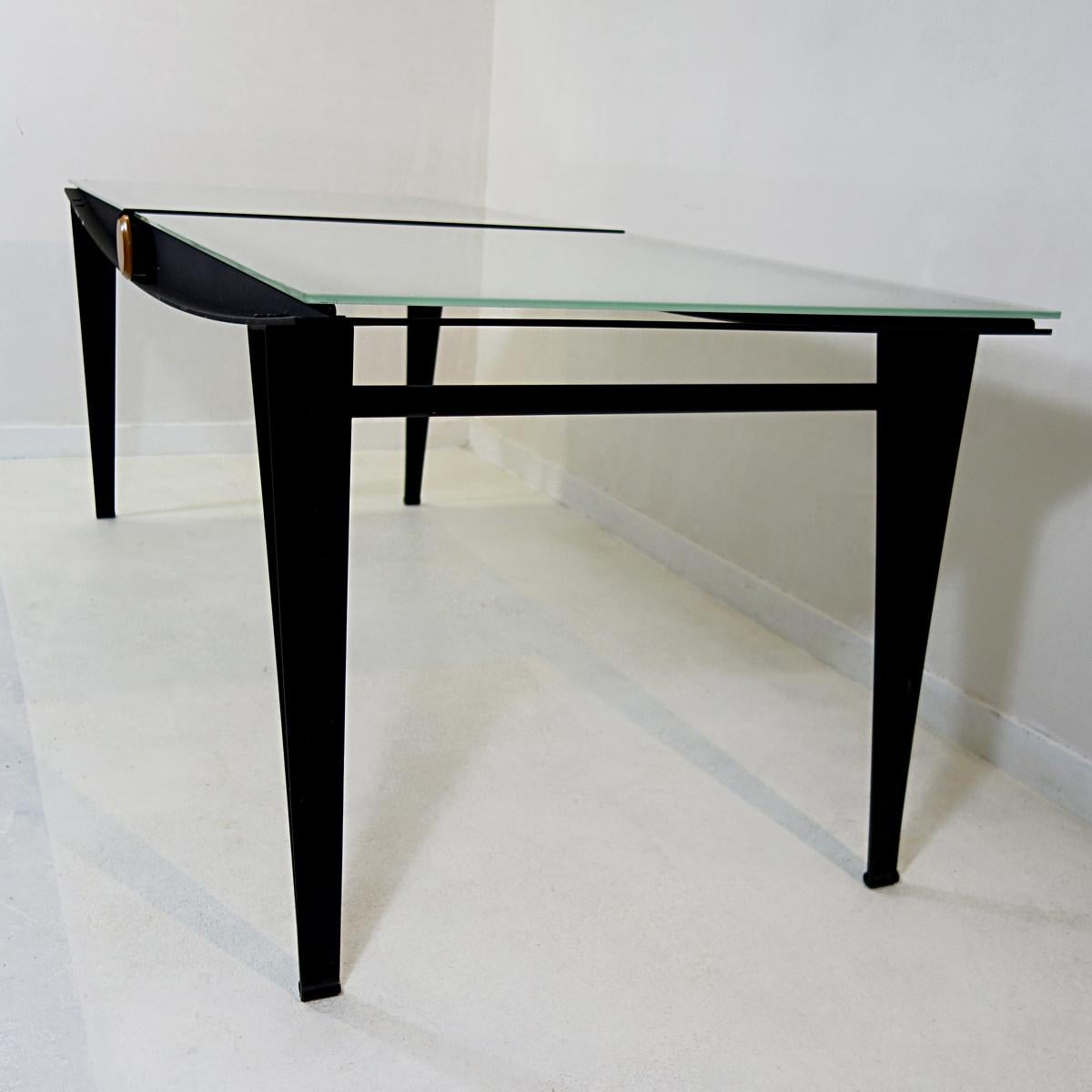 Table de salle à manger mi-siècle moderne avec cadre en acier noir et plateau en verre sablé en vente 2