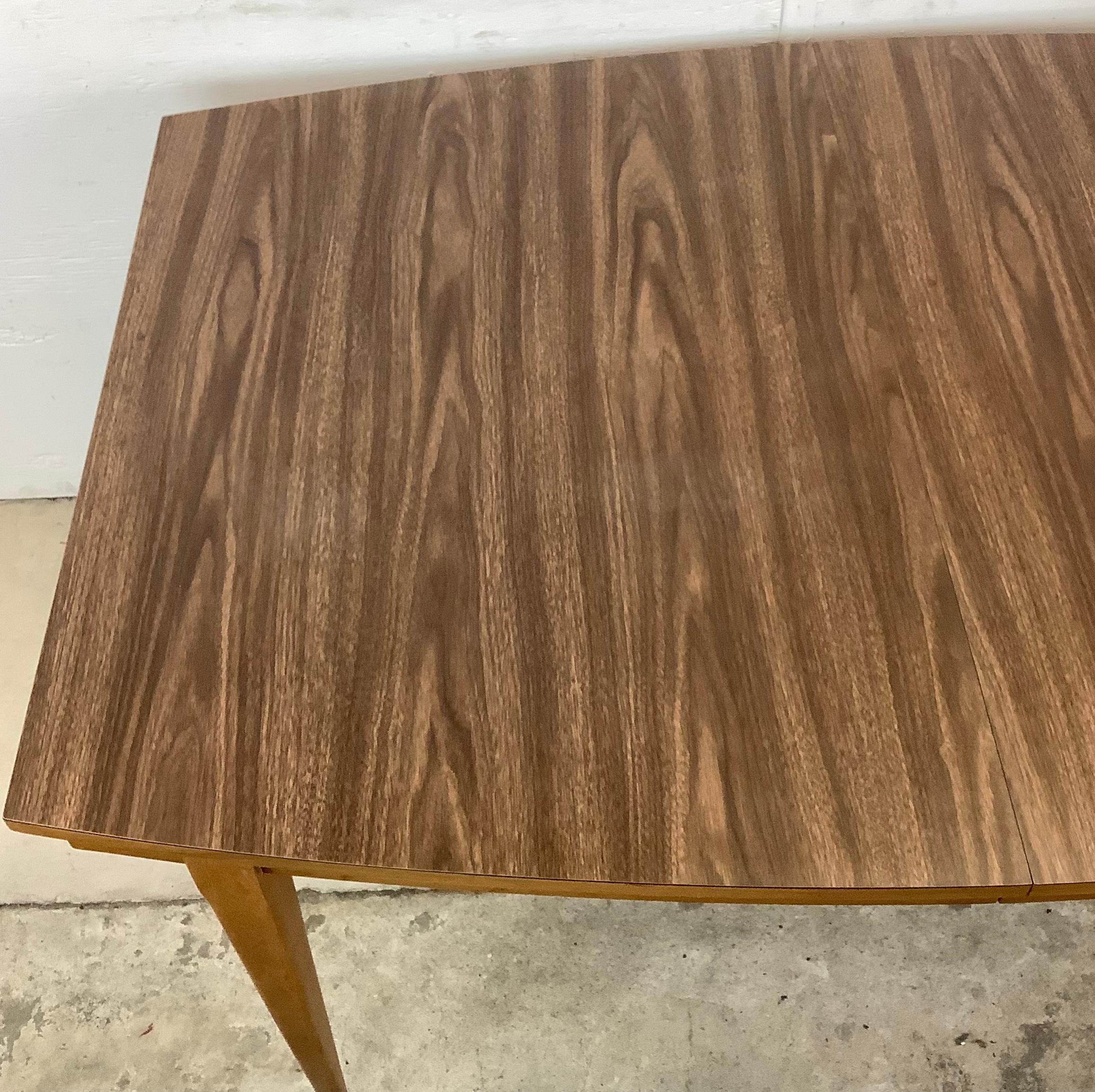 Mid-Century Modern Dining Table With Leaf In Good Condition For Sale In Trenton, NJ
