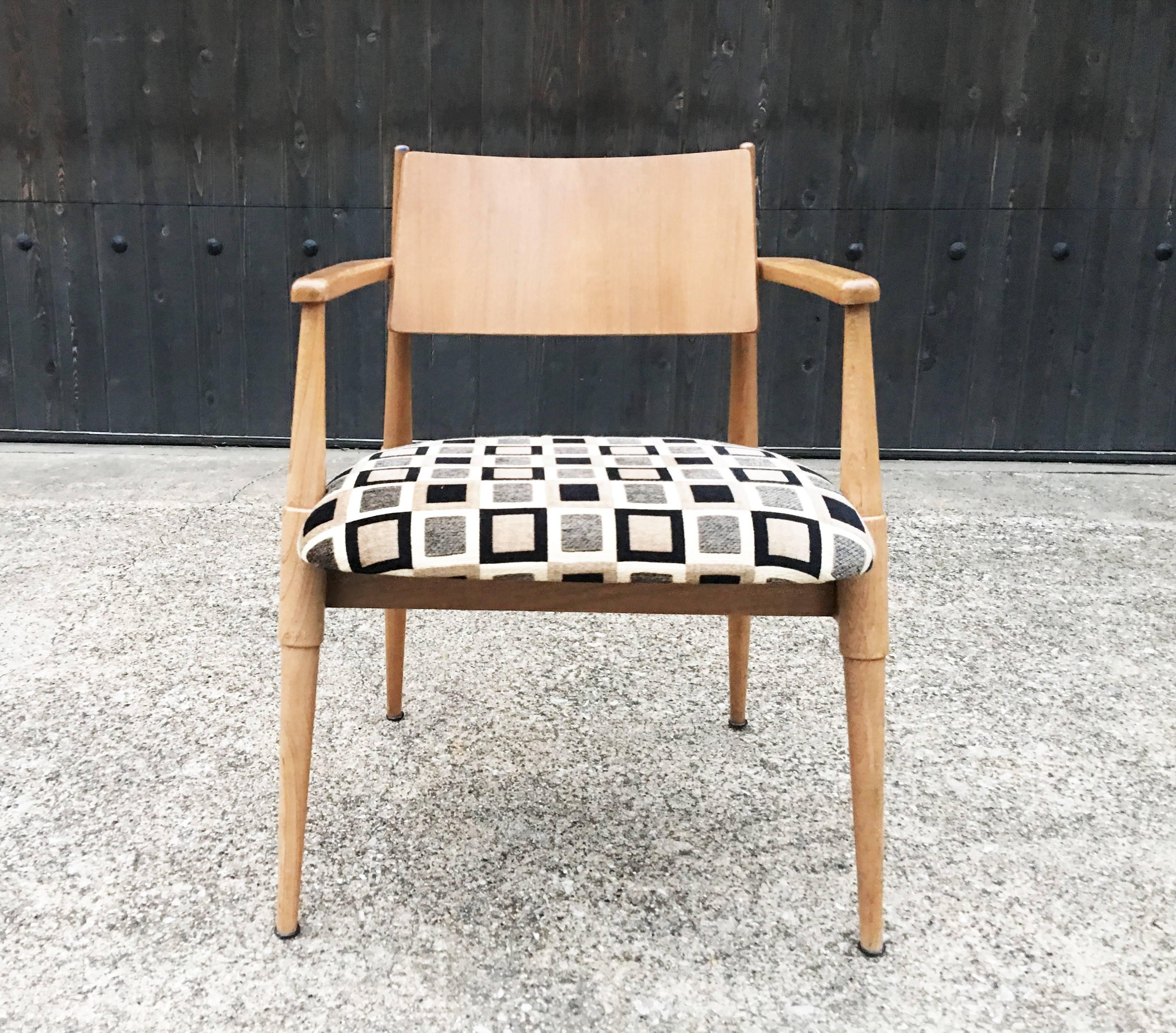 Mid-Century Modern Dining Table with Six Chairs For Sale 1