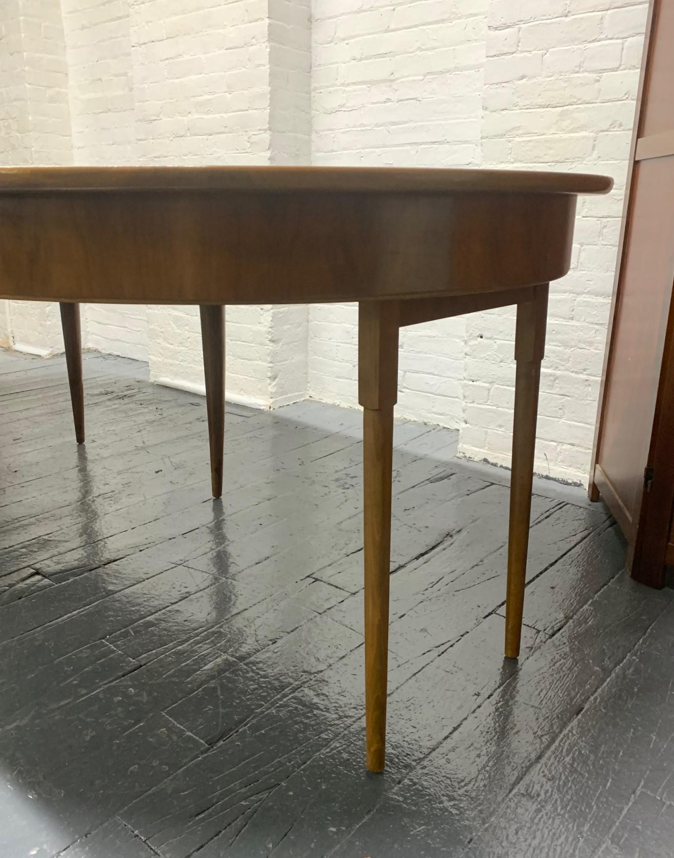 Mid-Century Modern Dining Table with Three Extension Leaves In Good Condition In New York, NY