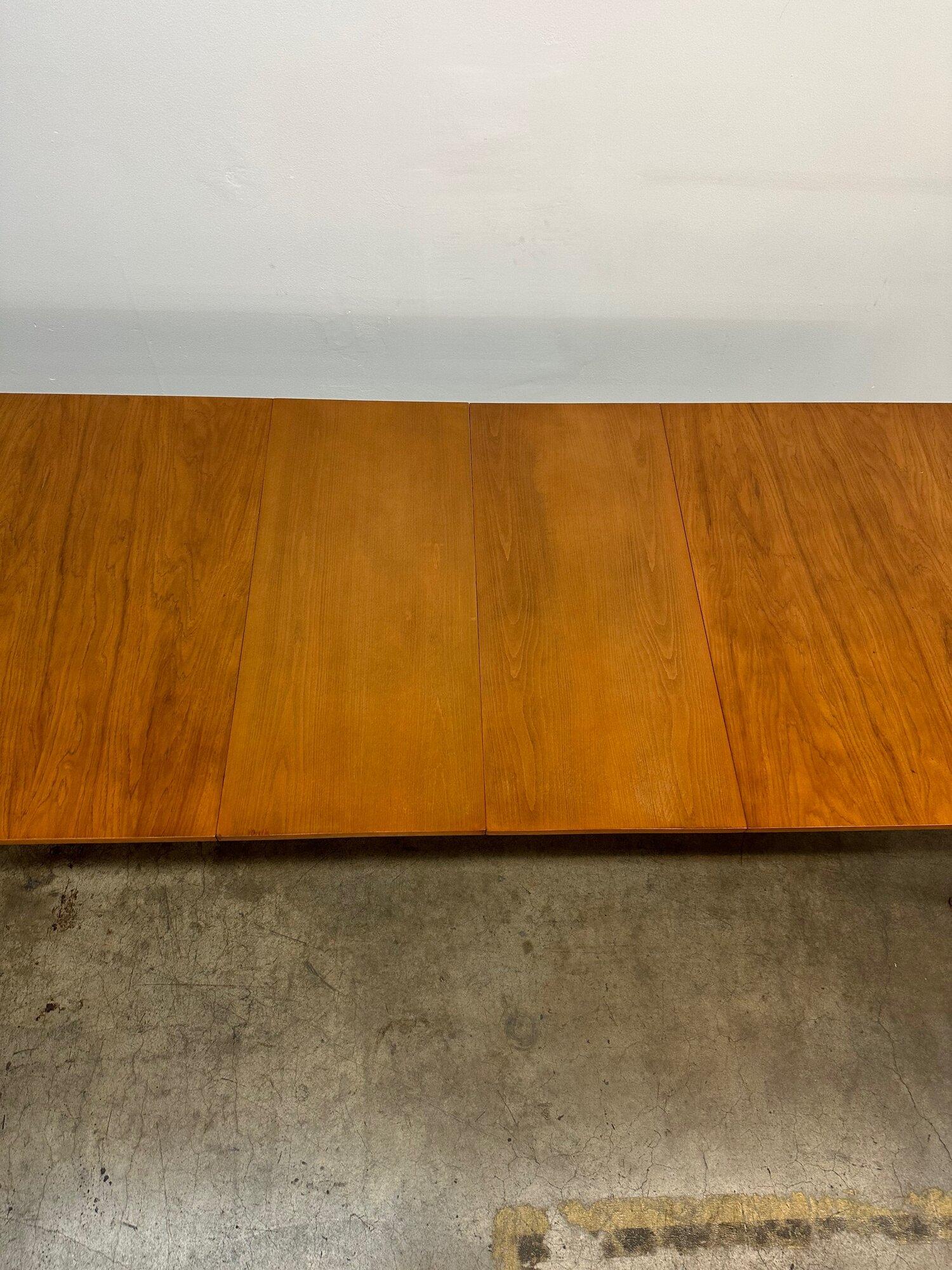 Mid Century Modern Dining table with Two Extensions For Sale at 1stDibs