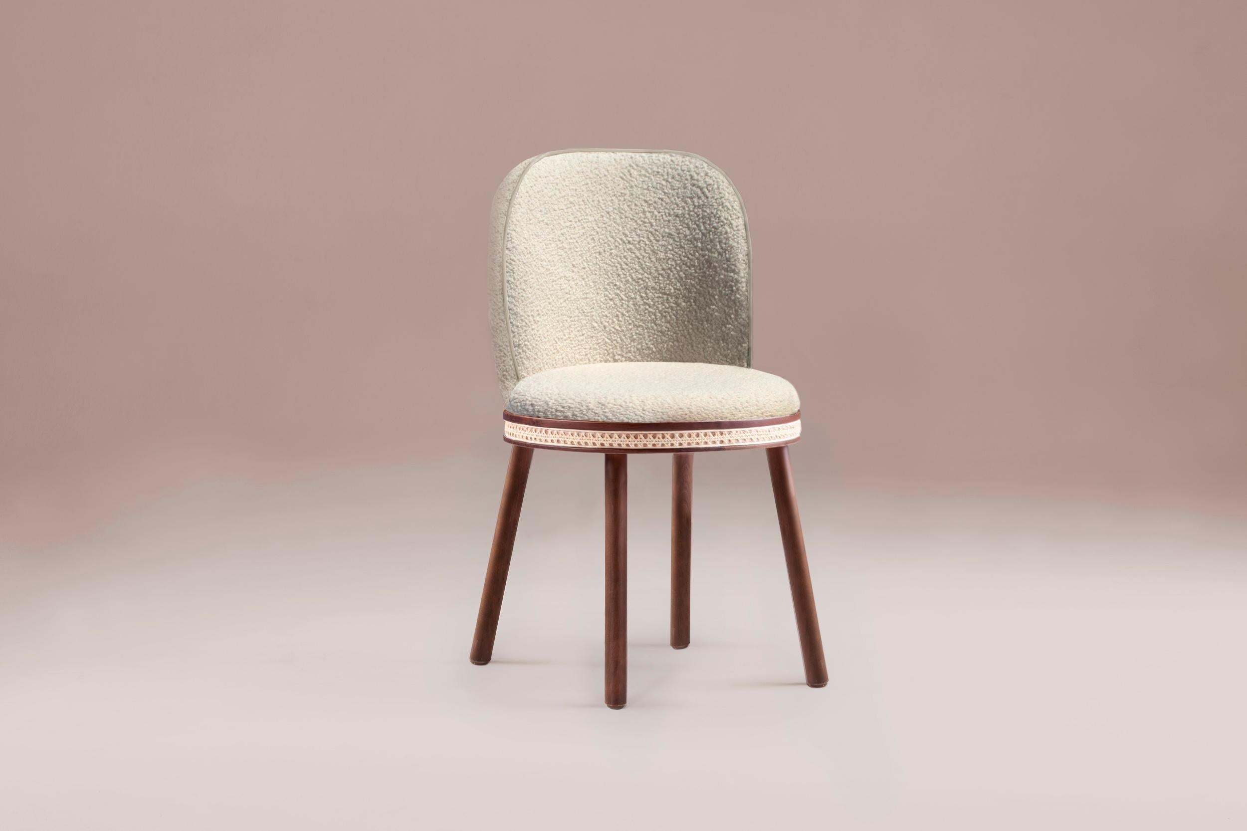 DOOQ Mid-Century Modern Dinning Chair Alma with White Boucle, Walnut Wood Legs

In a piece that combines classic and modern aesthetics we can find a certain harmonic gracefulness paired with an intimate voluptuousness that can embrace you and