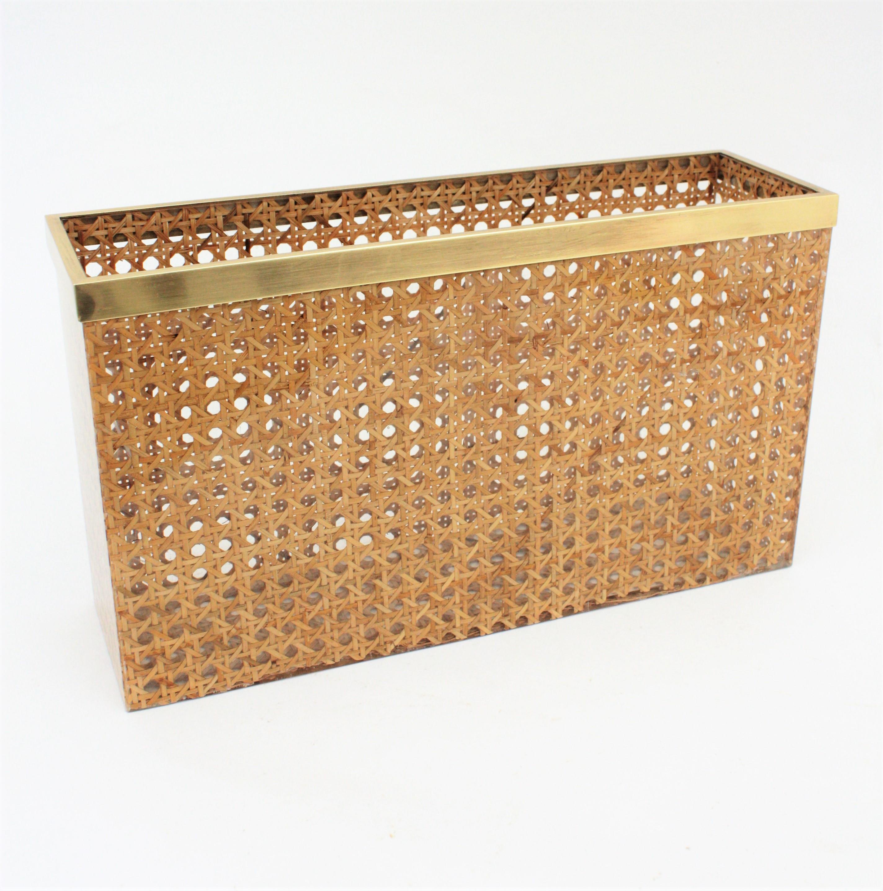 Mid-Century Modern Dior Crespi Style Lucite Wicker and Brass Magazine Rack In Excellent Condition In Barcelona, ES