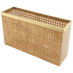 Scaffale per riviste in ottone e vimini di lucite in stile Dior Crespi, metà del secolo scorso