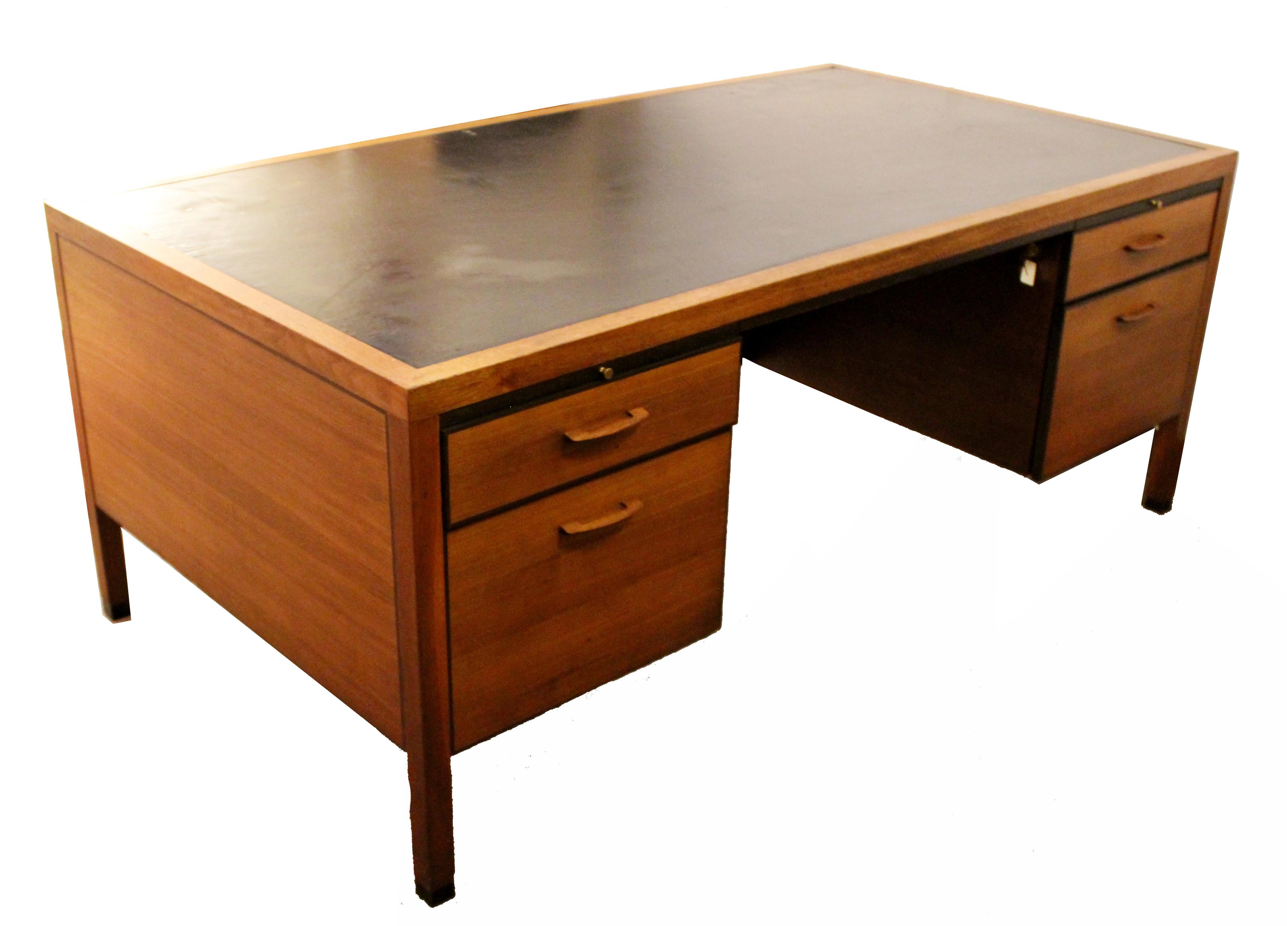 Mid-20th Century Mid-Century Modern Directional Leather Topped Executive Desk & Credenza, 1960s