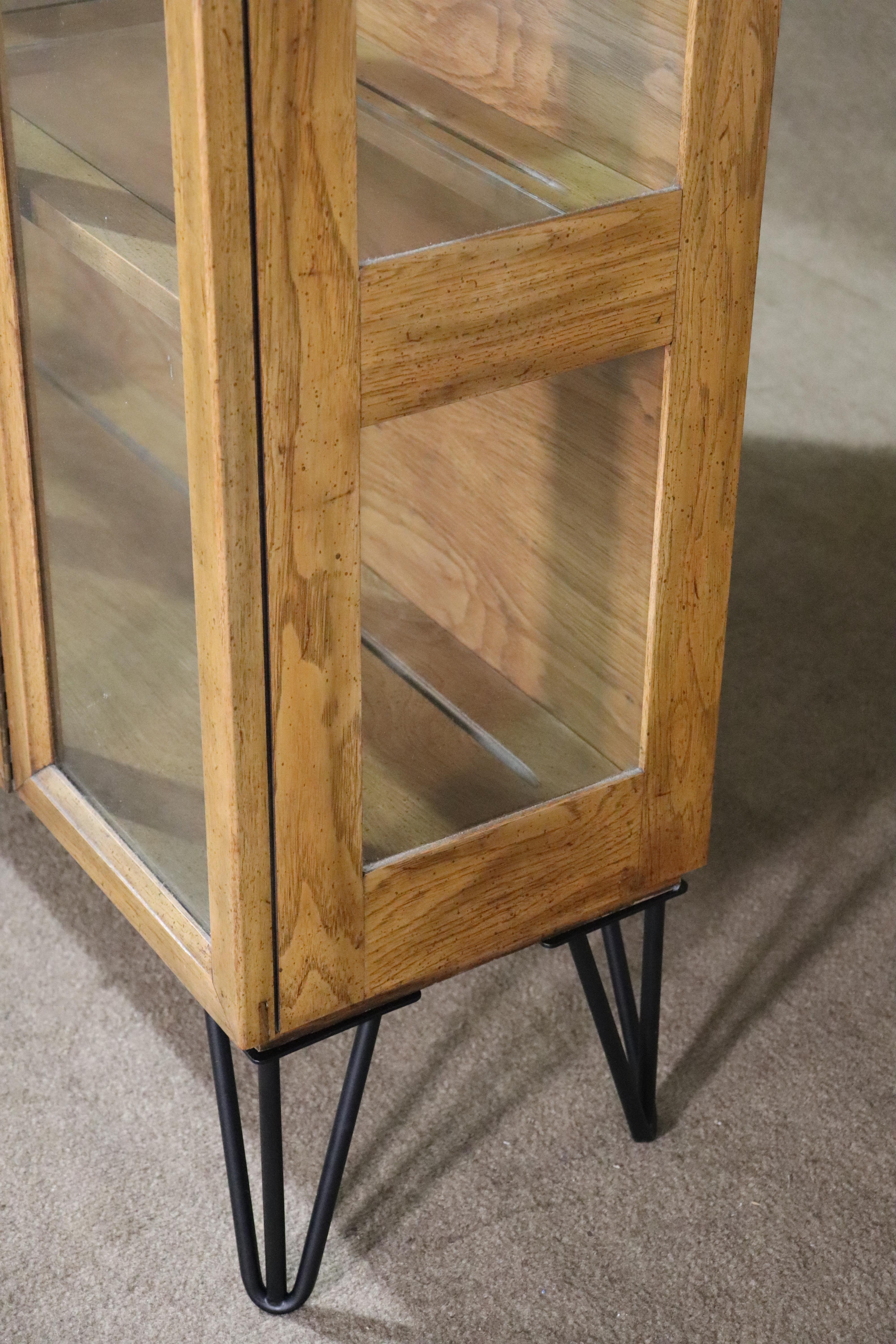 Mid-Century Modern Display Cabinet For Sale 4