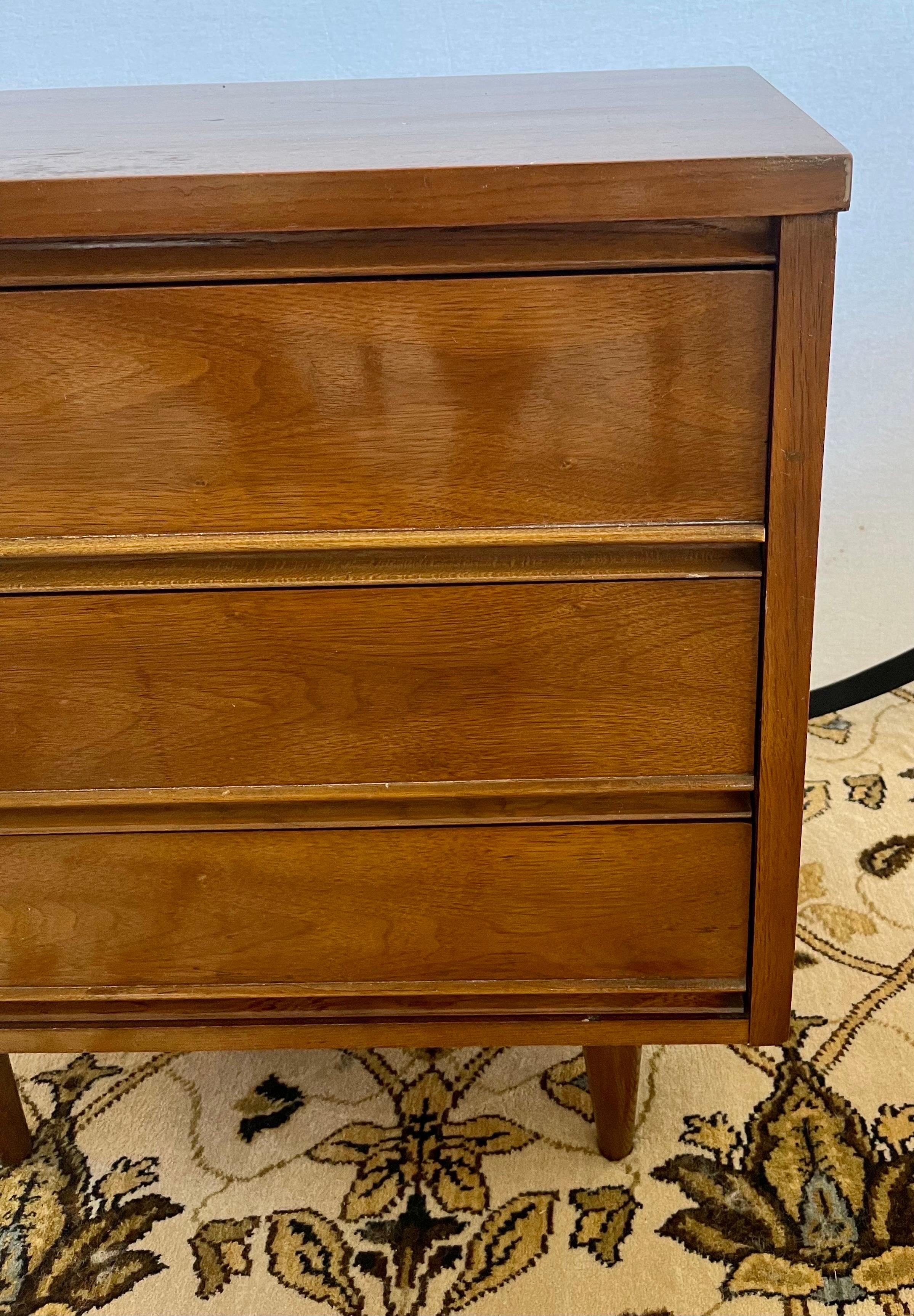 Mid-Century Modern Dixie Furniture Three Drawer Small Dresser Nightstand In Good Condition In West Hartford, CT