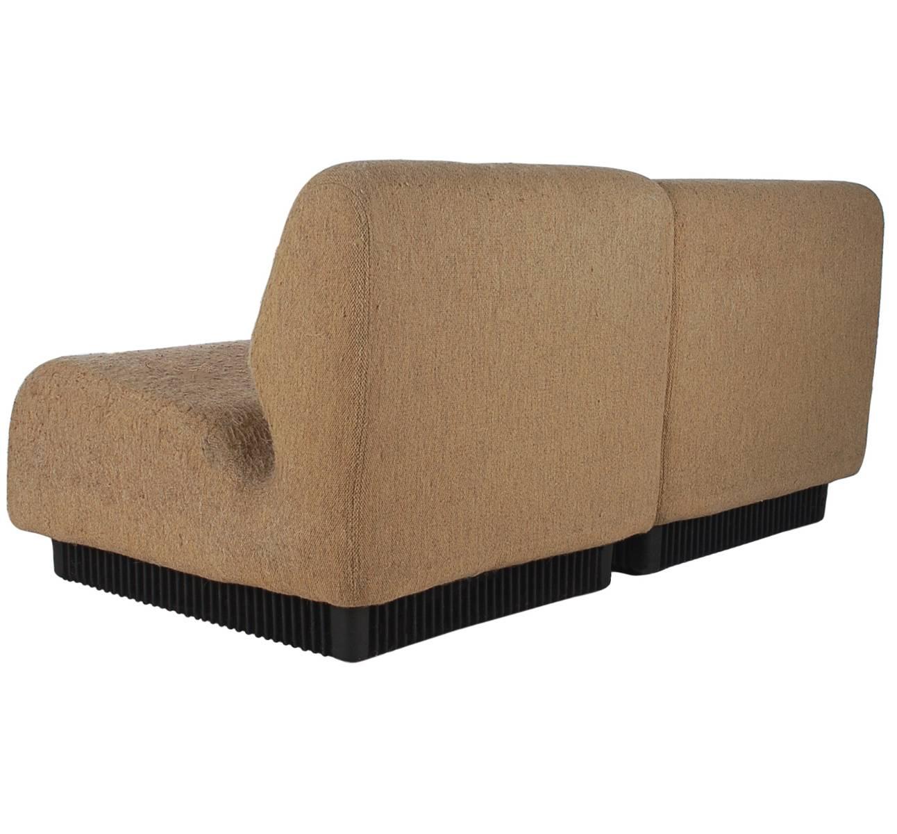 Ein skulpturales:: modulares Set:: das von Don Chadwick entworfen und von Herman Miller in den frühen 1970er Jahren hergestellt wurde. Dieses Set besteht aus zwei Teilen:: die zusammen oder als separate Stühle aufgestellt werden können. Etikett des