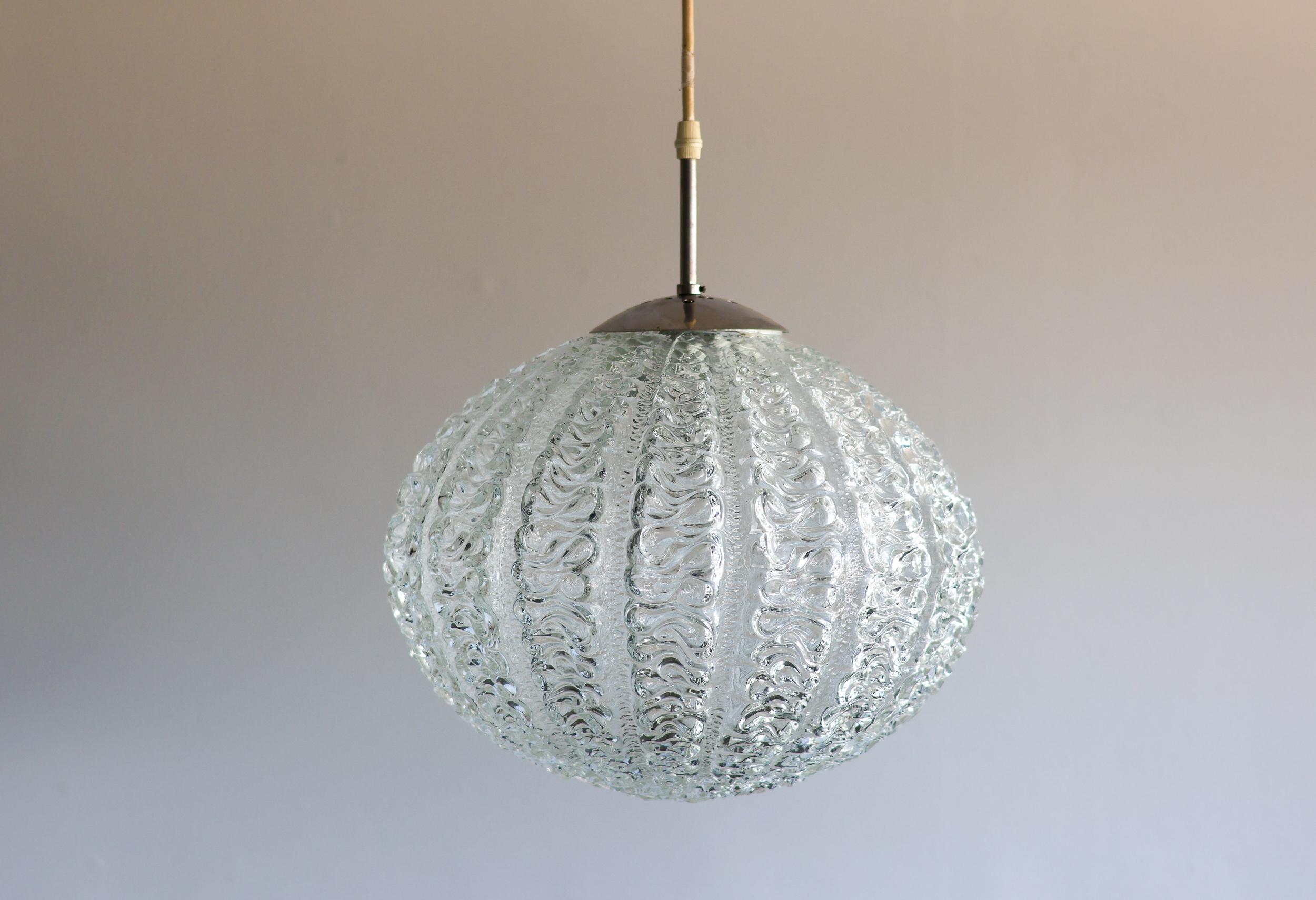 Colgante Doria Globo de Cristal Moderno de Mitad de Siglo Vidrio soplado en venta
