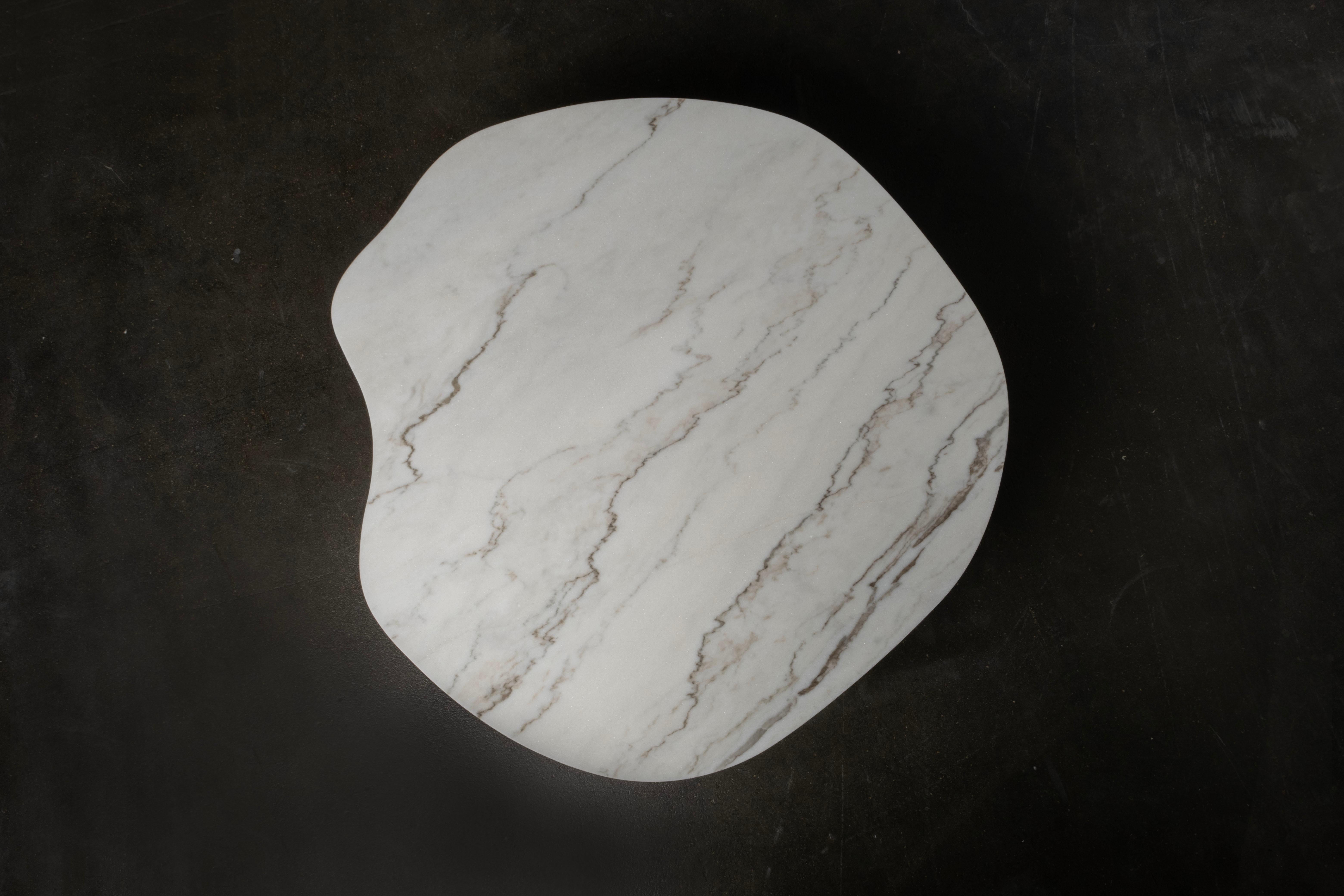 Portugais Table basse moderne du milieu du siècle Dornes, Calacatta polie, faite à la main Greenapple en vente