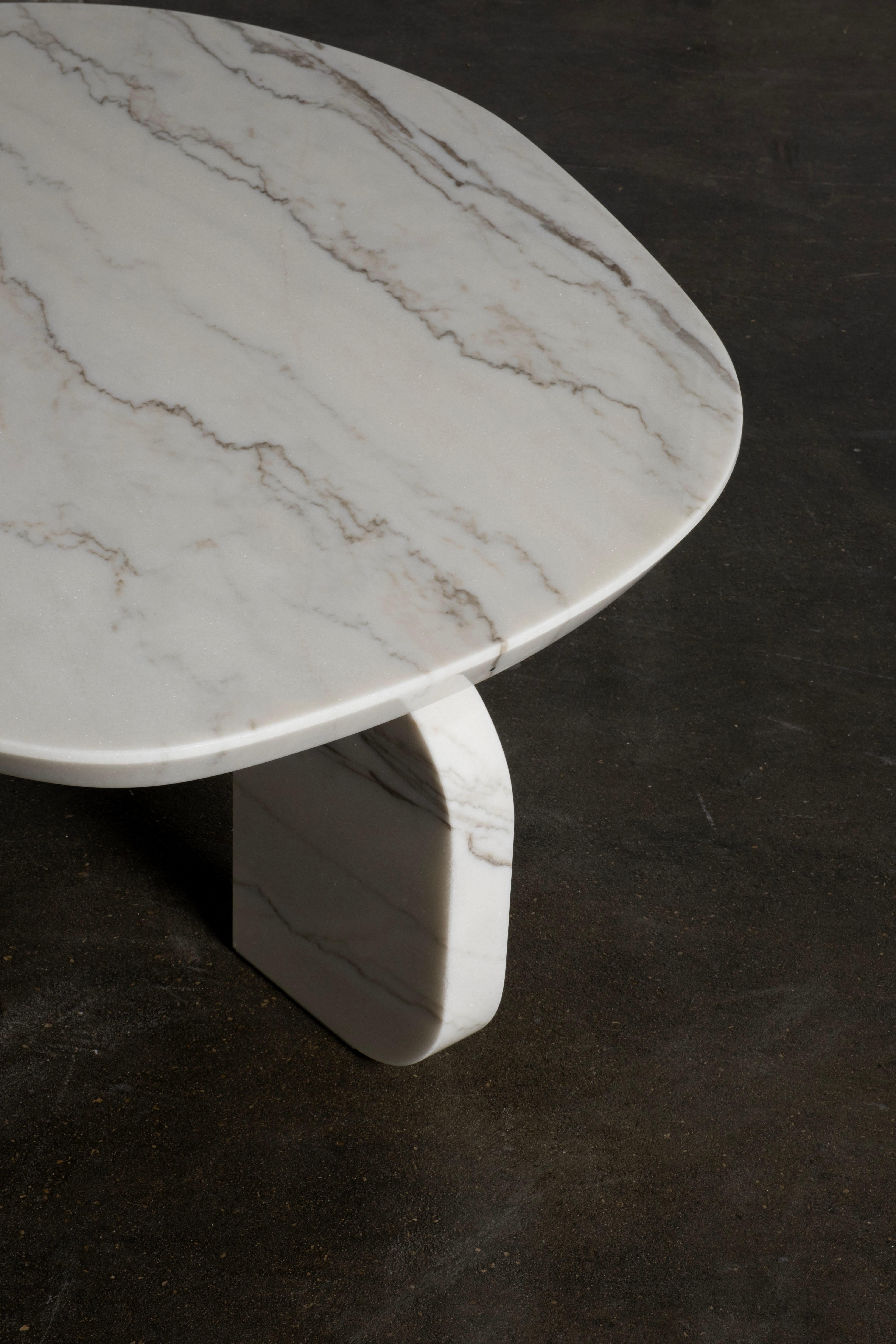 XXIe siècle et contemporain Table basse moderne du milieu du siècle Dornes, Calacatta polie, faite à la main Greenapple en vente