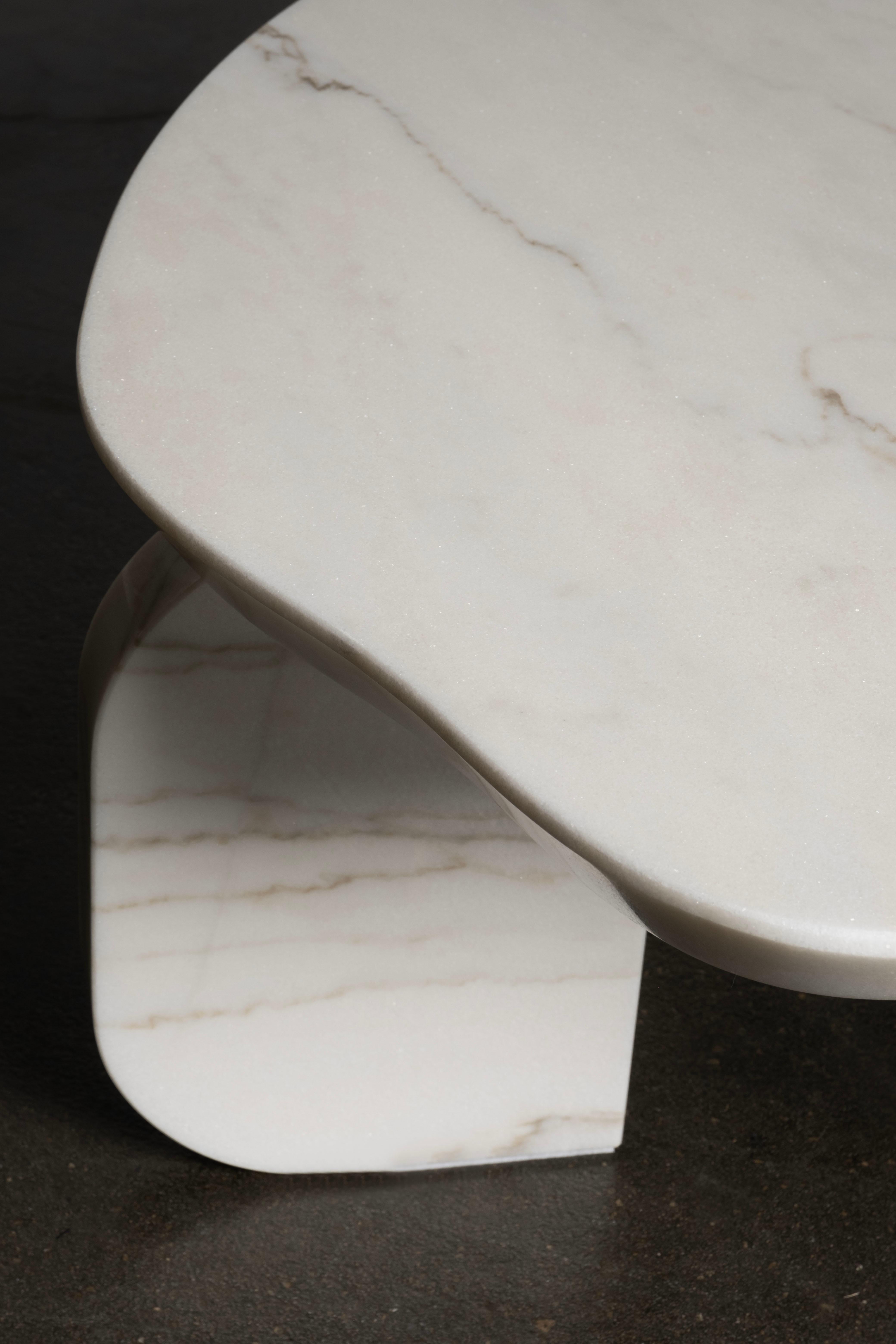 Onyx Table basse moderne du milieu du siècle Dornes, Calacatta polie, faite à la main Greenapple en vente