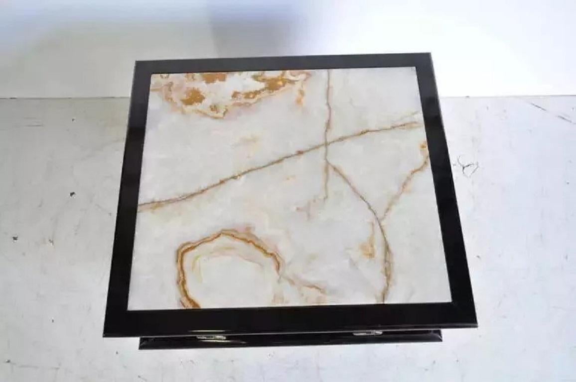 Table d'appoint noire de style Dorothy Draper avec plateau en onyx. Cette pièce présente un plateau en pierre d'onyx, des pieds en laiton, des poignées rondes en laiton et une base en bois, vers le milieu du 20e siècle. Dimensions : 21,25