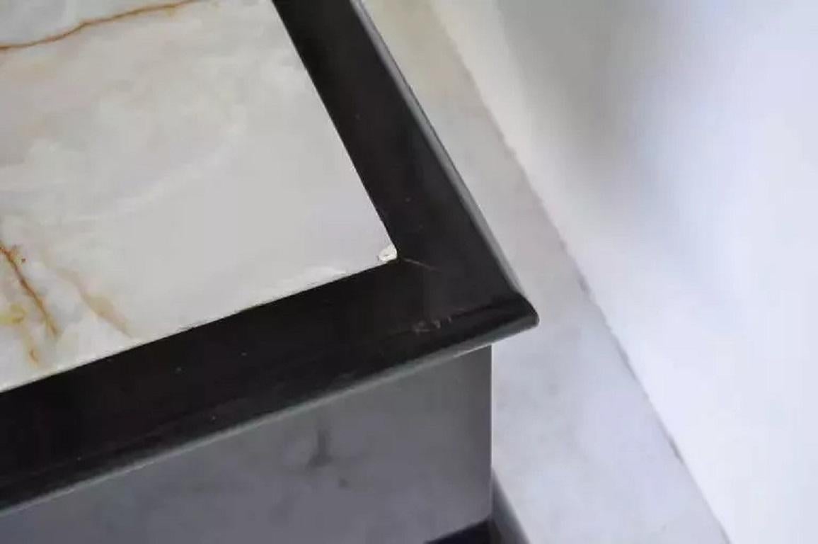 20ième siècle Table d'appoint noire de style Dorothy Draper mi-siècle moderne avec plateau en onyx en vente