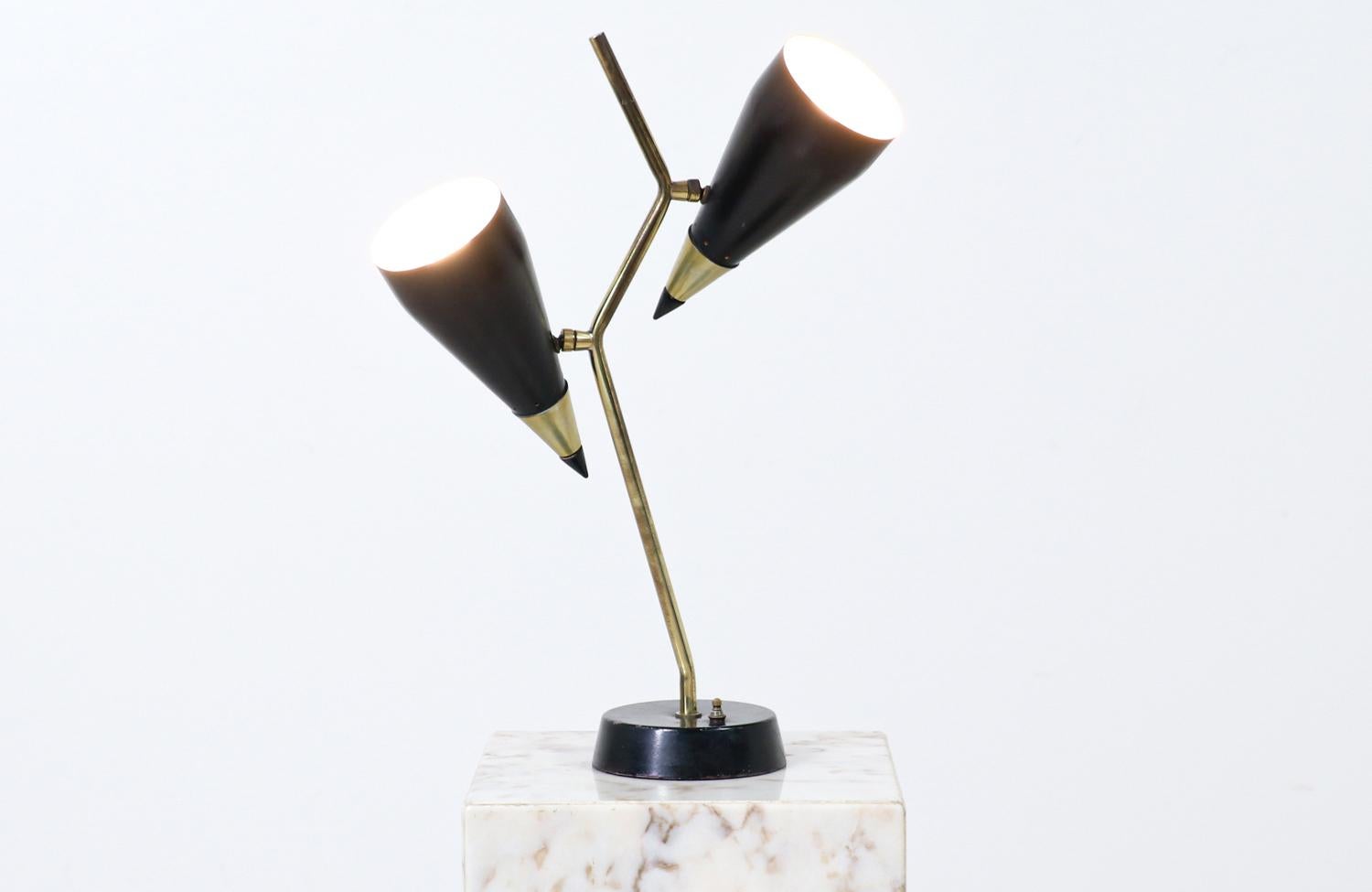 Américain Lampe de table en laiton articulée à double cône, moderne du milieu du siècle dernier en vente