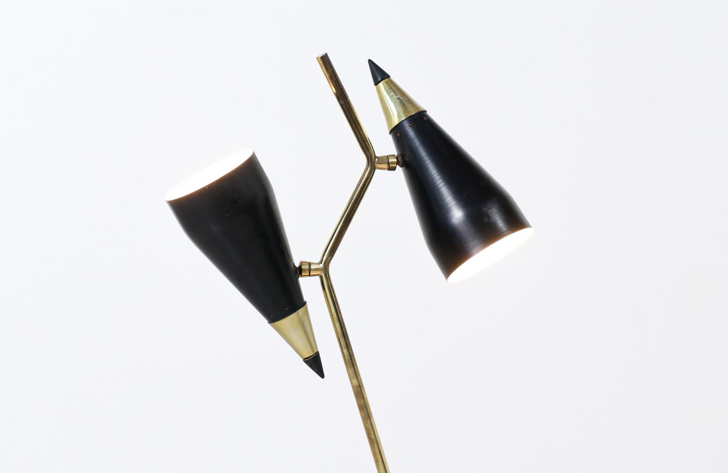 Mid-Century Modern Double-Cone Articulating Brass Table Lamp In Excellent Condition For Sale In Los Angeles, CA