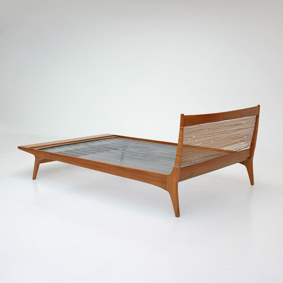 Belgian modern, Van den Berghe Pauvers, Jos De Mey, daybed, Belgium, 1960

Jos De Mey for Van den Berghe Pauvers (day) bed. The bed has an oak frame that is connected with older bed bolts and flat slotted screws, and a headboard with a woven
