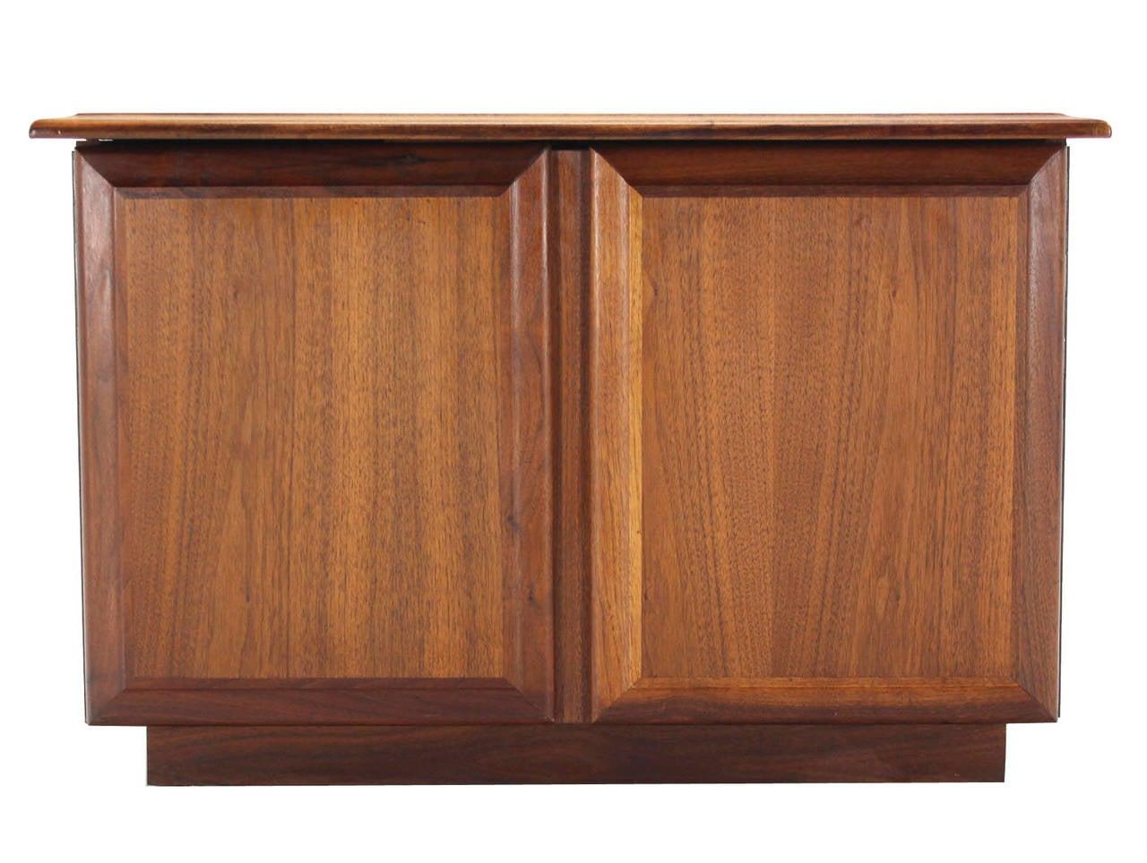 Mid Century Modern Double Door Cabinet Cube Shape Walnut End Side Lamp Table  In Good Condition For Sale In Rockaway, NJ