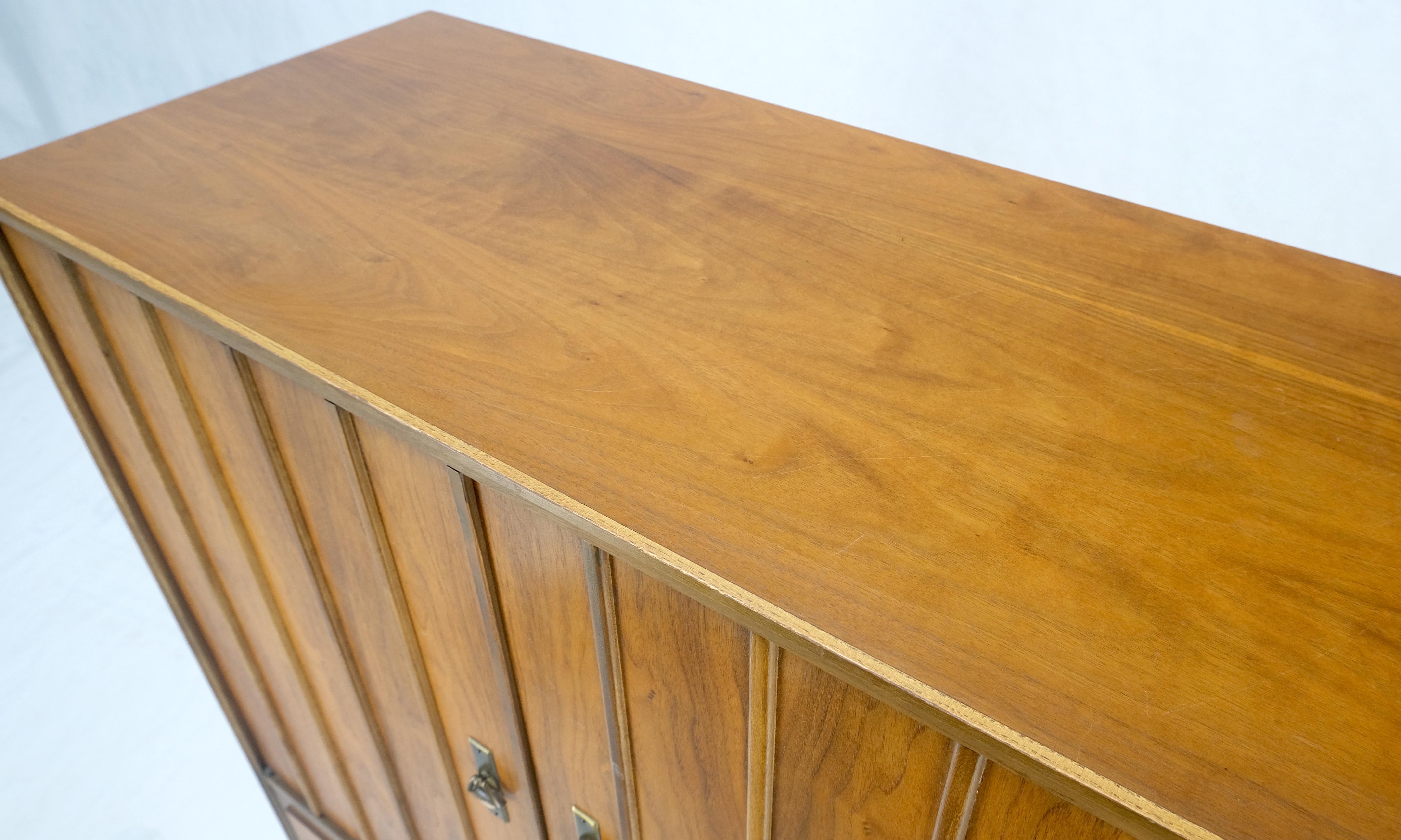 The Modernity Double Door Compartment Walnut Gentleman's Chest Dresser MINT en vente 3