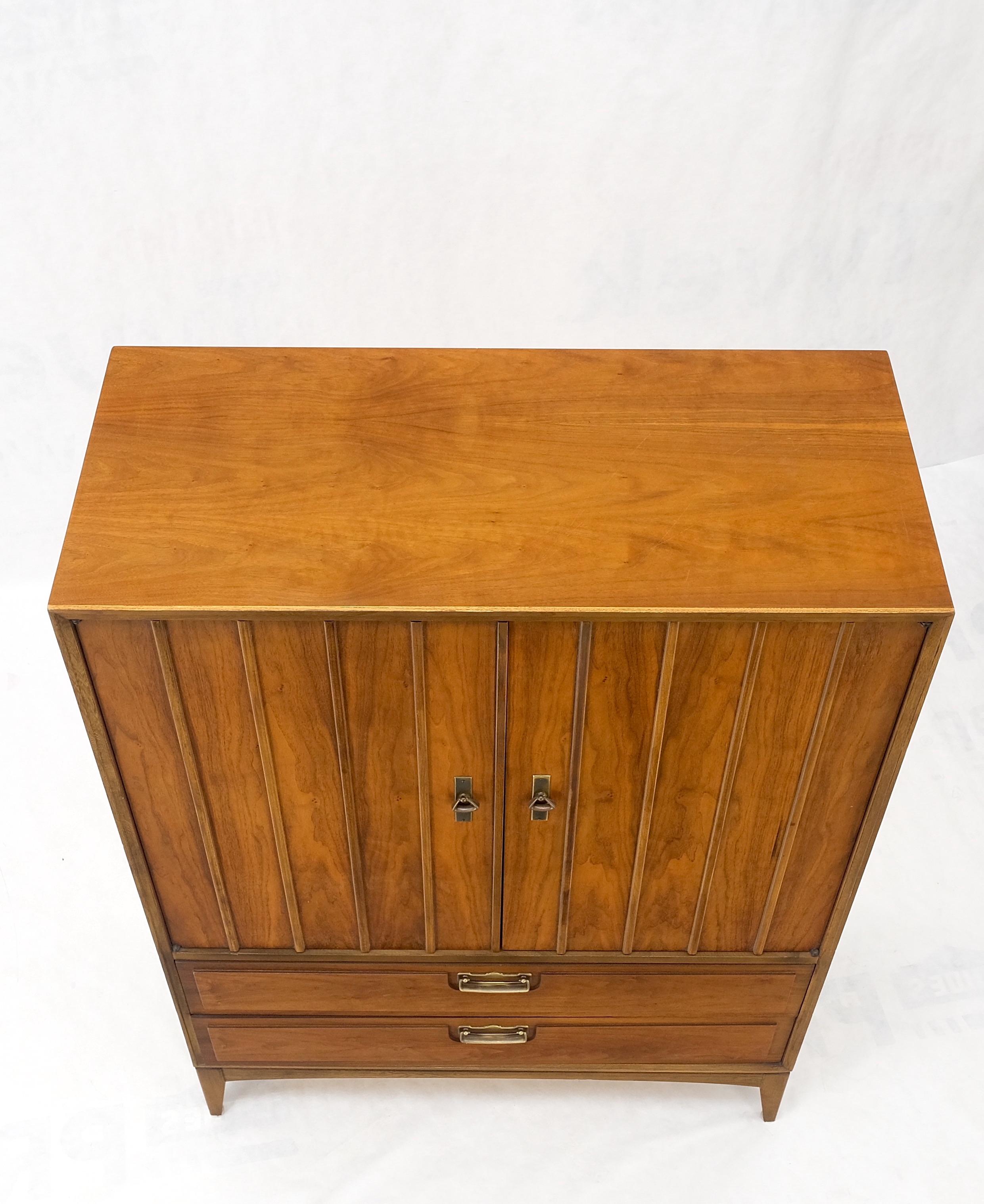 The Modernity Double Door Compartment Walnut Gentleman's Chest Dresser MINT en vente 5