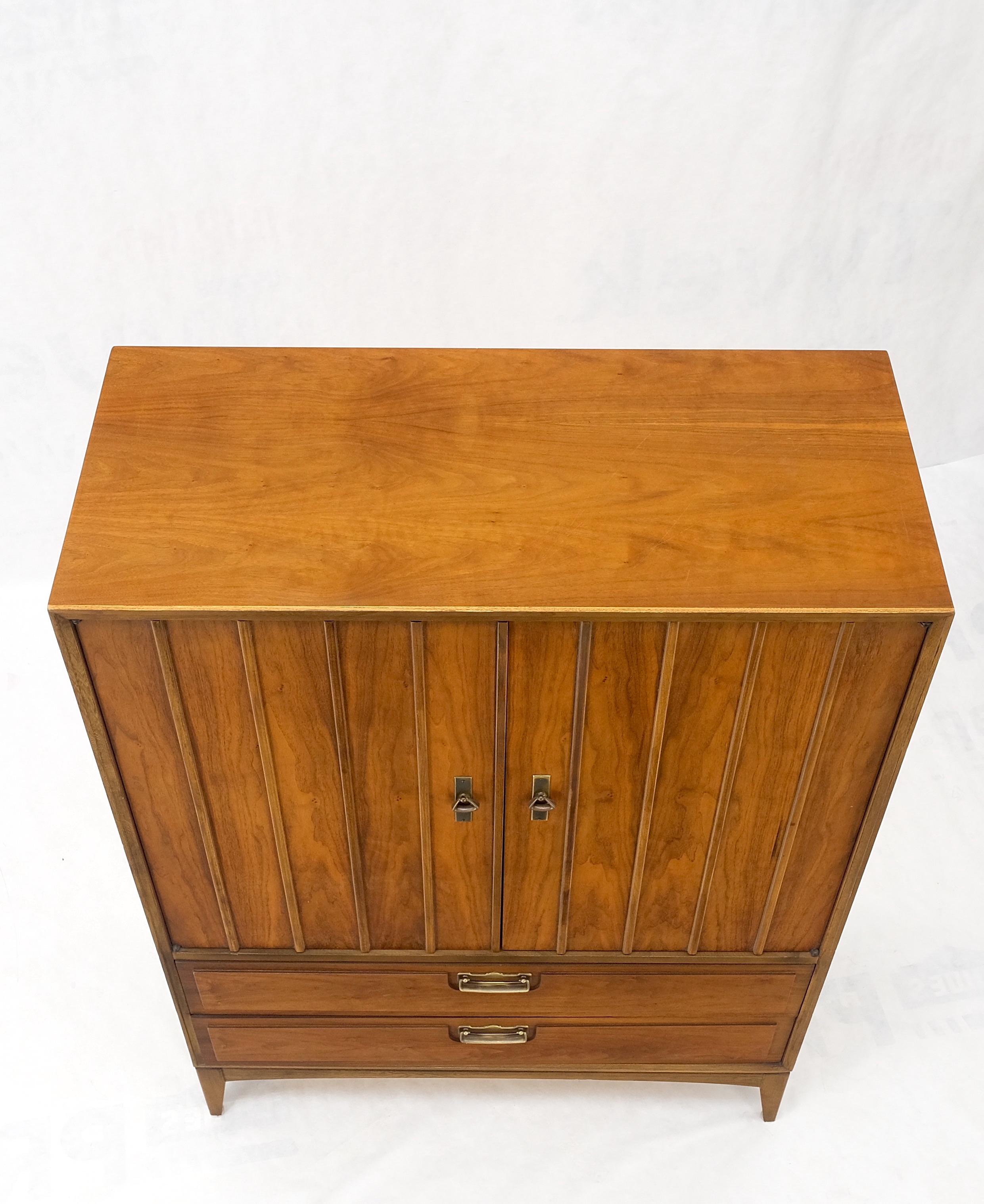 Mid-Century Modern Double Door Compartment Walnut Gentleman's Chest Dresser MINT For Sale 5