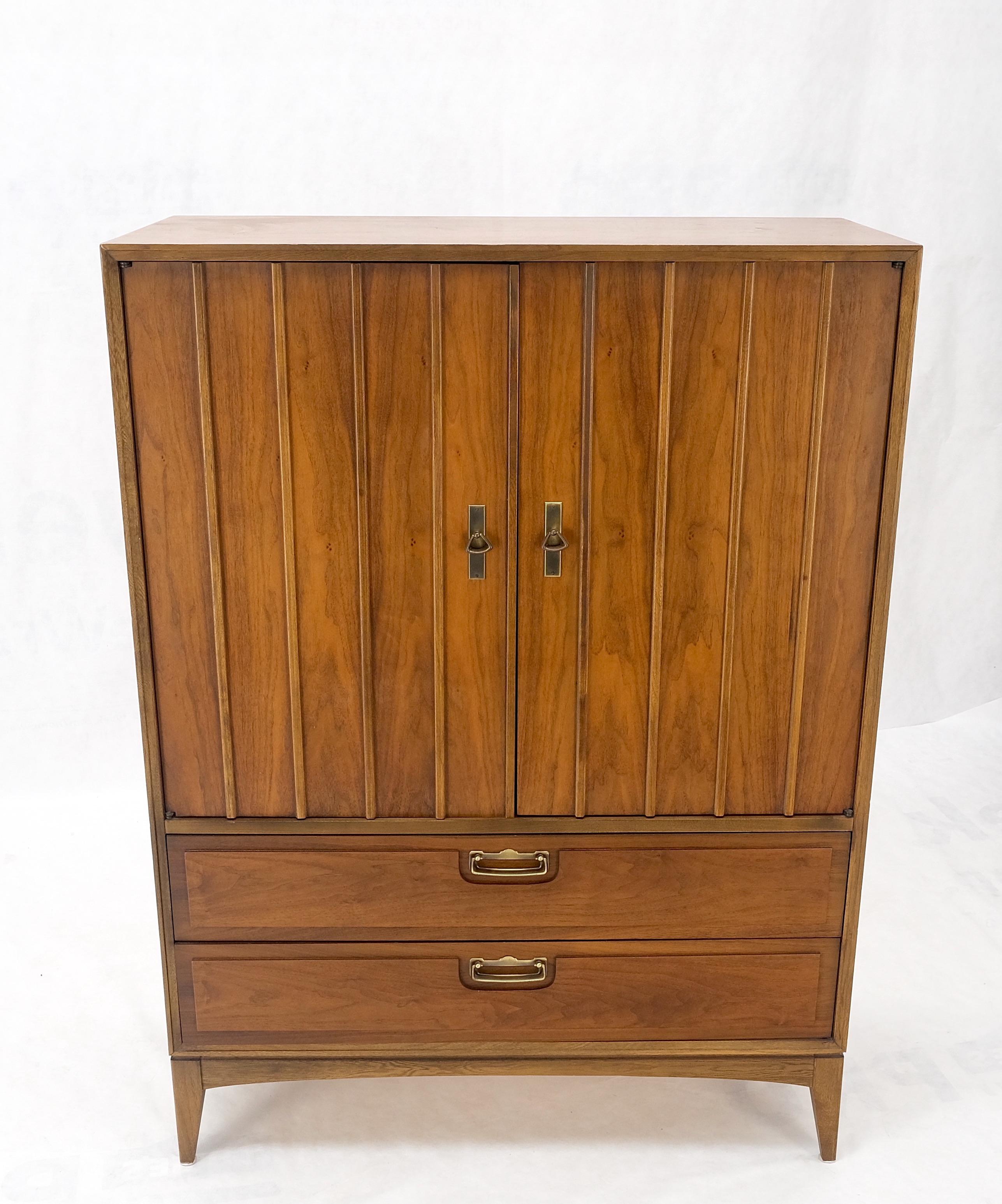 Mid-Century Modern Double Door Compartment Walnut Gentleman's Chest Dresser MINT For Sale 6