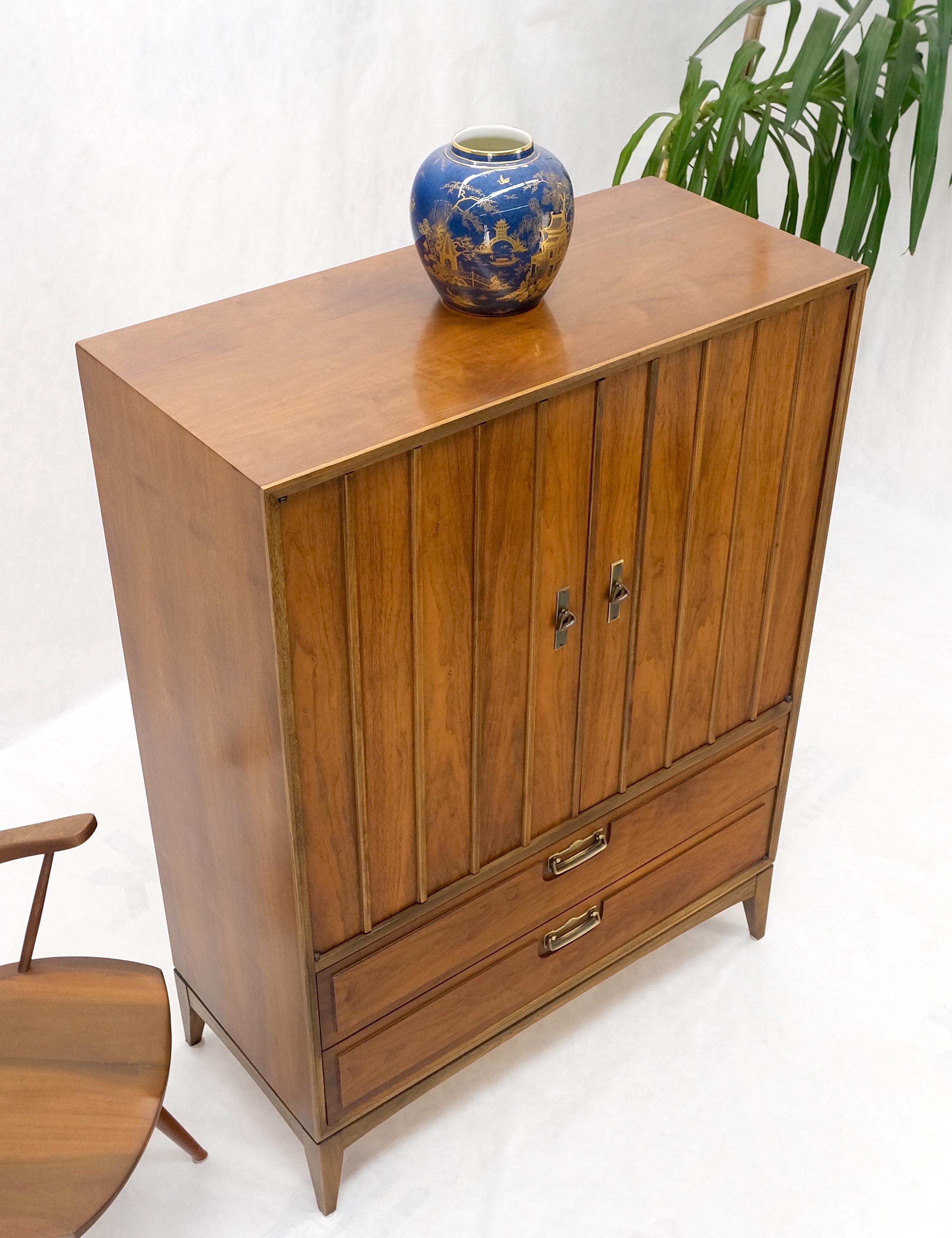 Mid-Century Modern Double Door Compartment Walnut Gentleman's Chest Dresser MINT For Sale 8