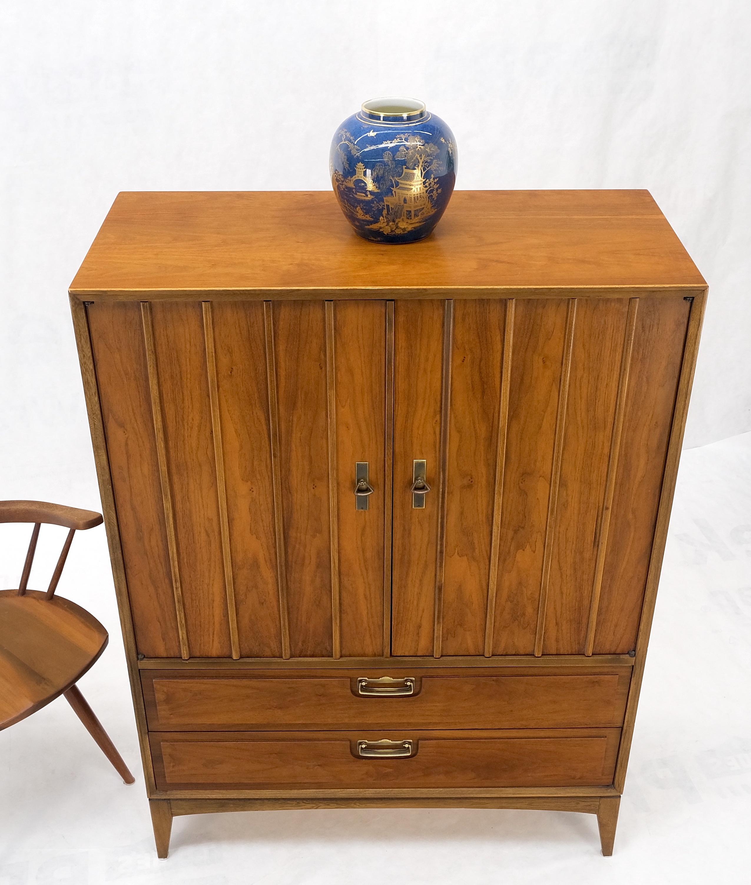 Mid-Century Modern Double Door Compartment Walnut Gentleman's Chest Dresser MINT For Sale 9