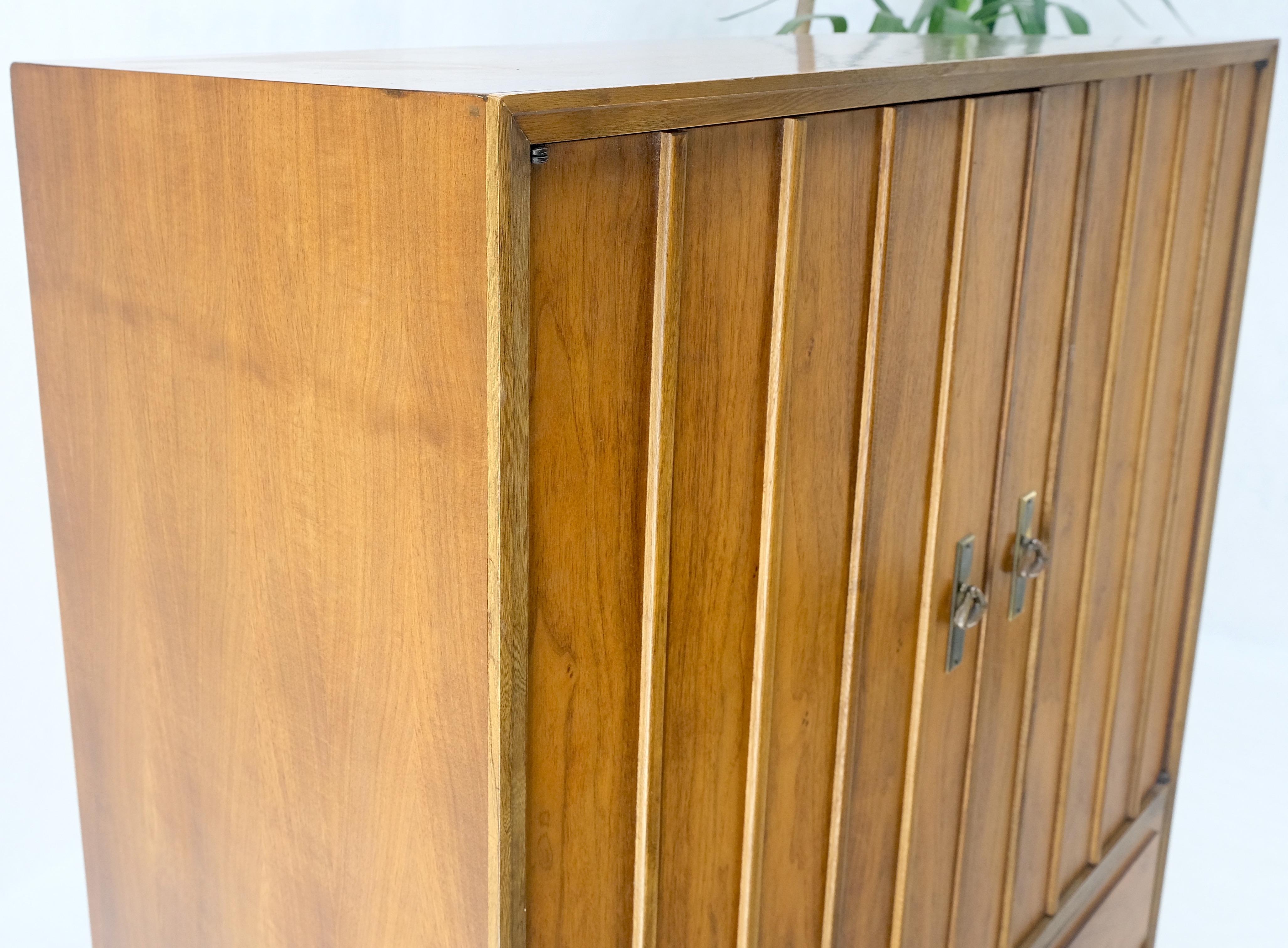 Mid-Century Modern Double Door Compartment Walnut Gentleman's Chest Dresser MINT In Good Condition For Sale In Rockaway, NJ