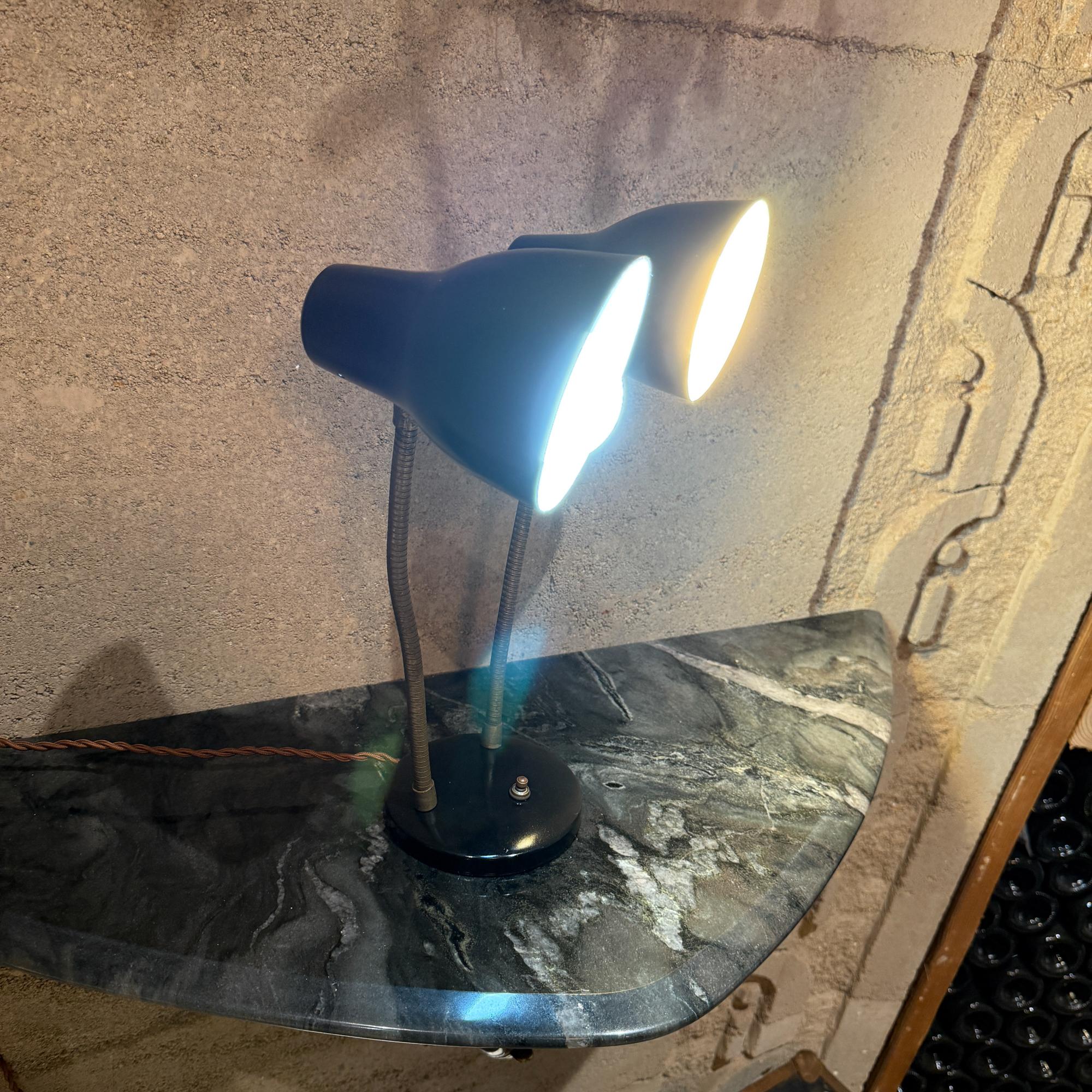 Mid-Century Modern Double-Headed Desk Lamp Lightolier Style In Good Condition For Sale In Chula Vista, CA
