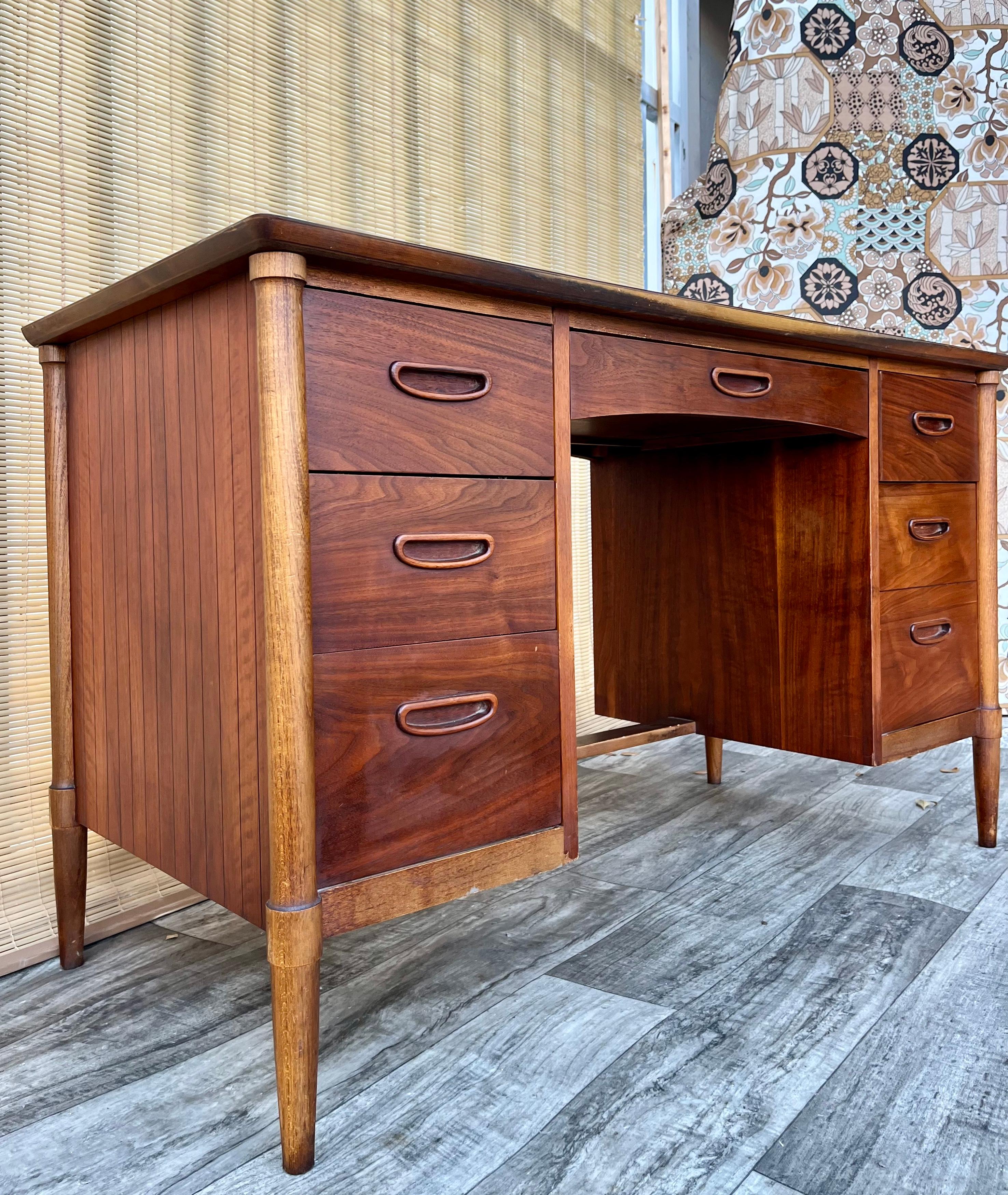 Mid Century Modern Double-Sided Desk by Lane Furniture. Circa. 1960s  For Sale 1