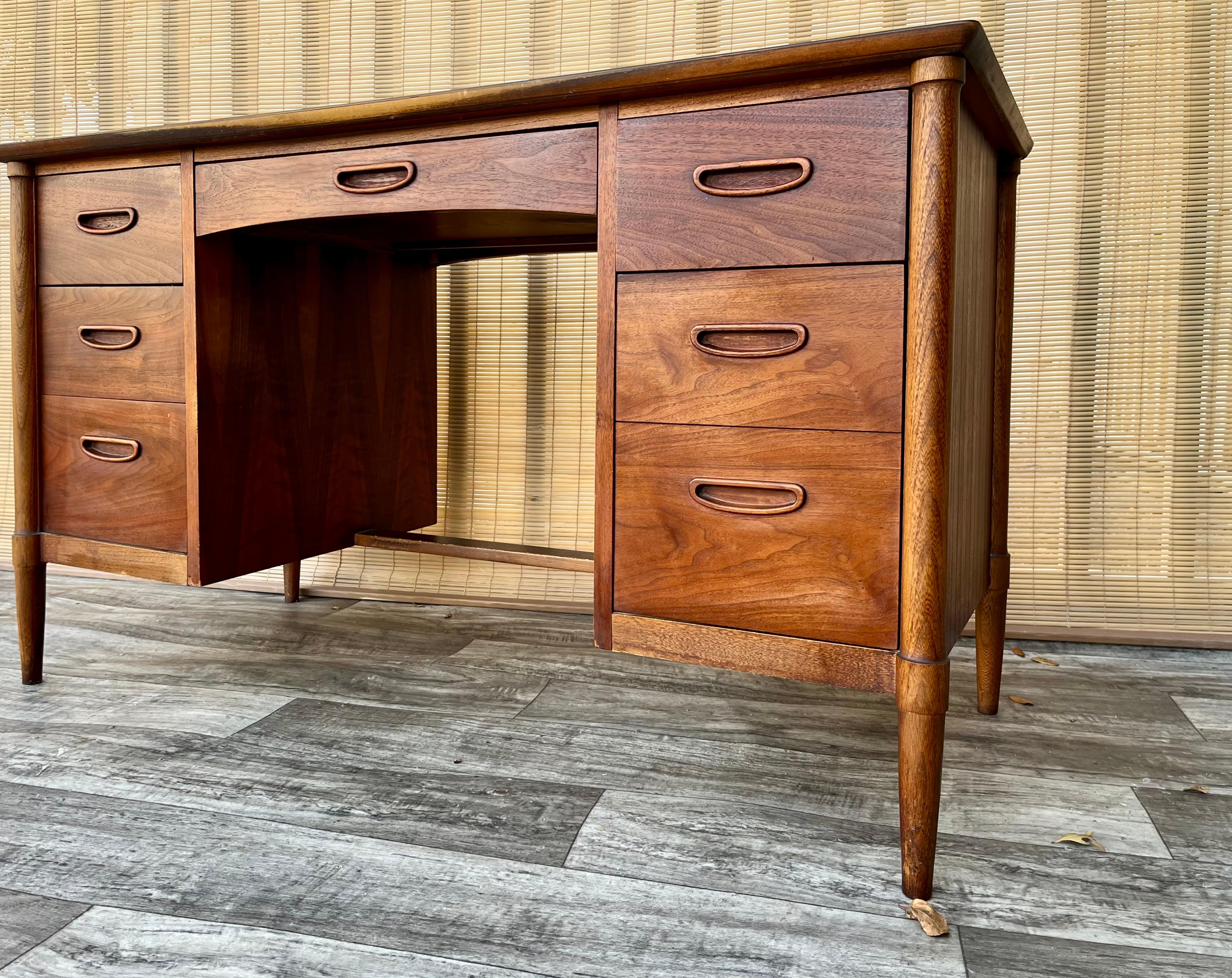 Bureau double face mi-siècle moderne par Lane Furniture Circa. 1960s  en vente 4