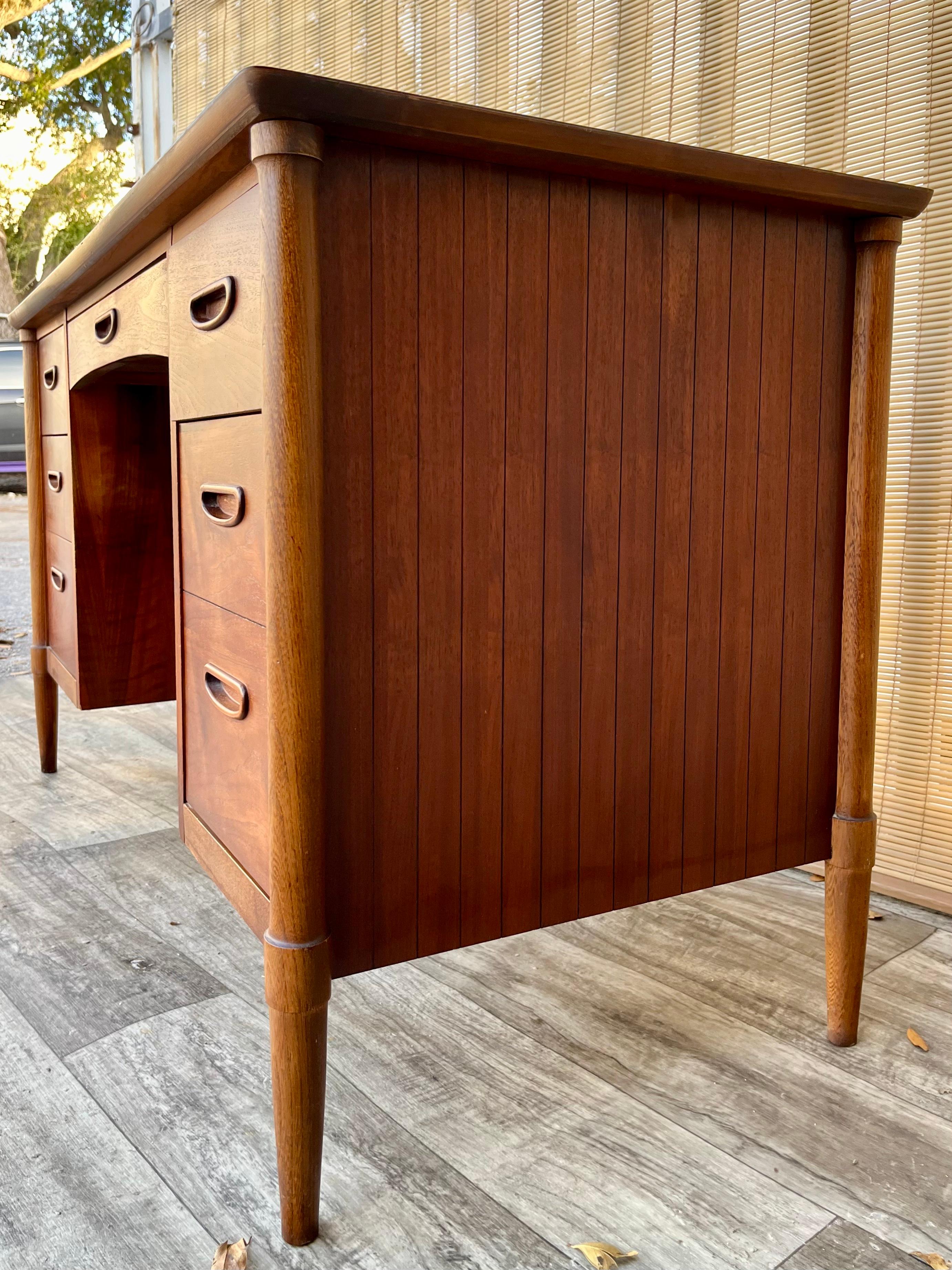 Mid Century Modern Double-Sided Desk by Lane Furniture. Circa. 1960s  For Sale 4