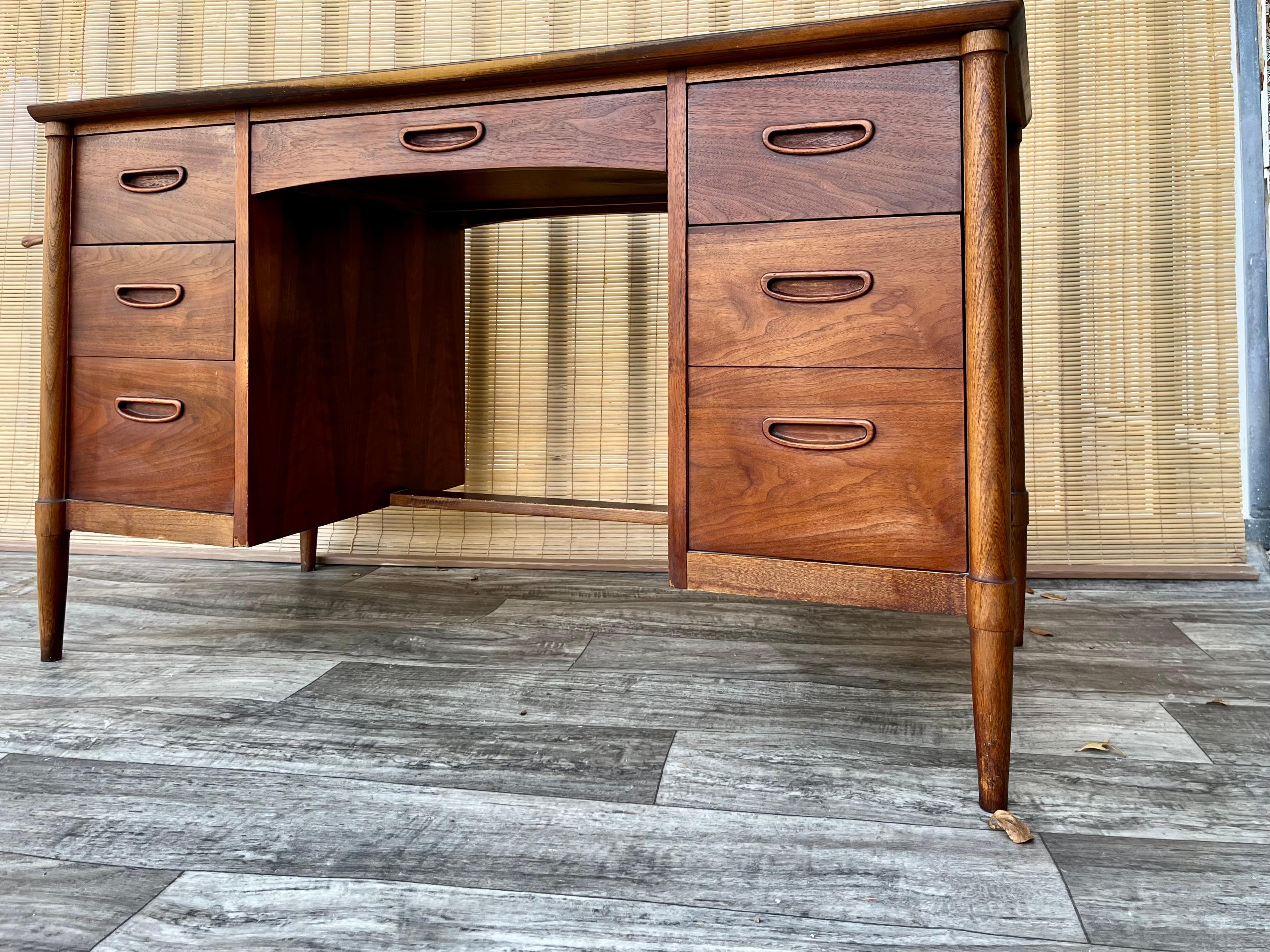 Mid Century Modern Double-Sided Desk by Lane Furniture. Circa. 1960s  For Sale 5