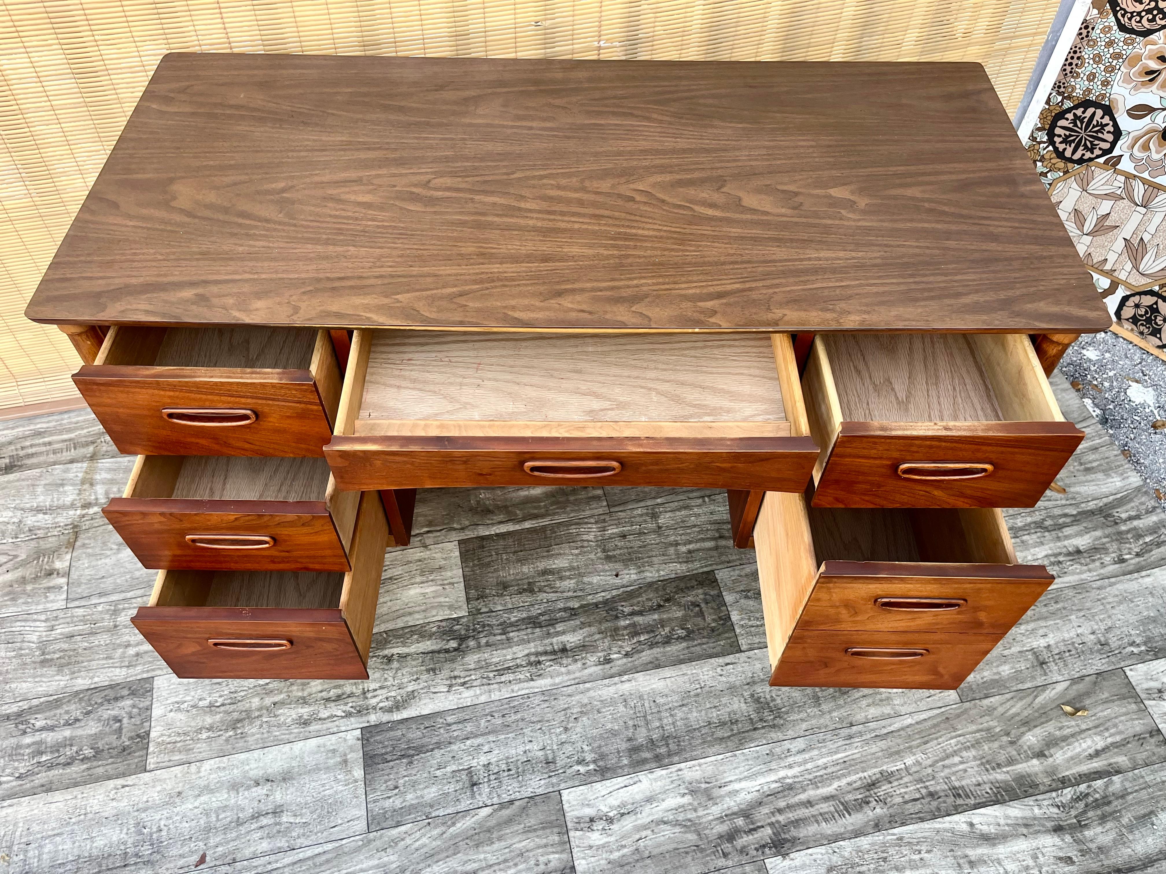 Mid Century Modern Double-Sided Desk by Lane Furniture. Circa. 1960s  For Sale 8