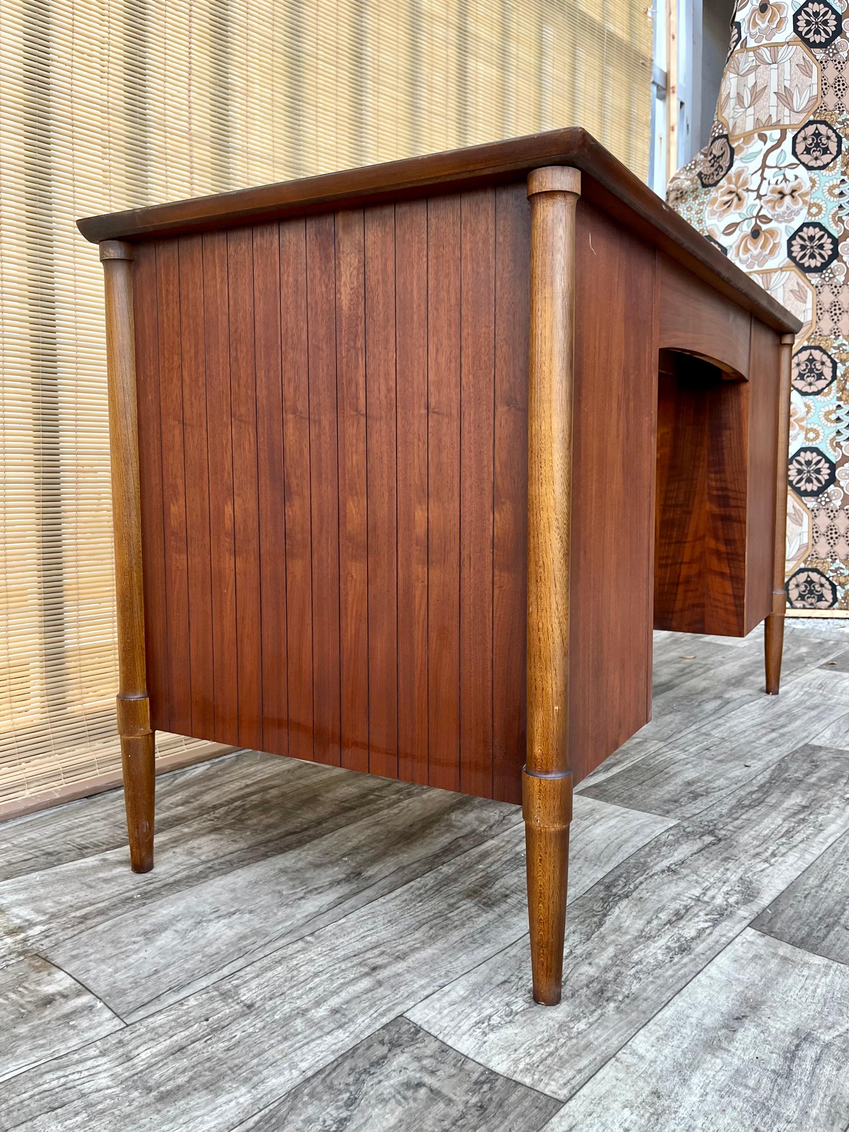 Mid Century Modern Double-Sided Desk by Lane Furniture. Circa. 1960s  For Sale 8