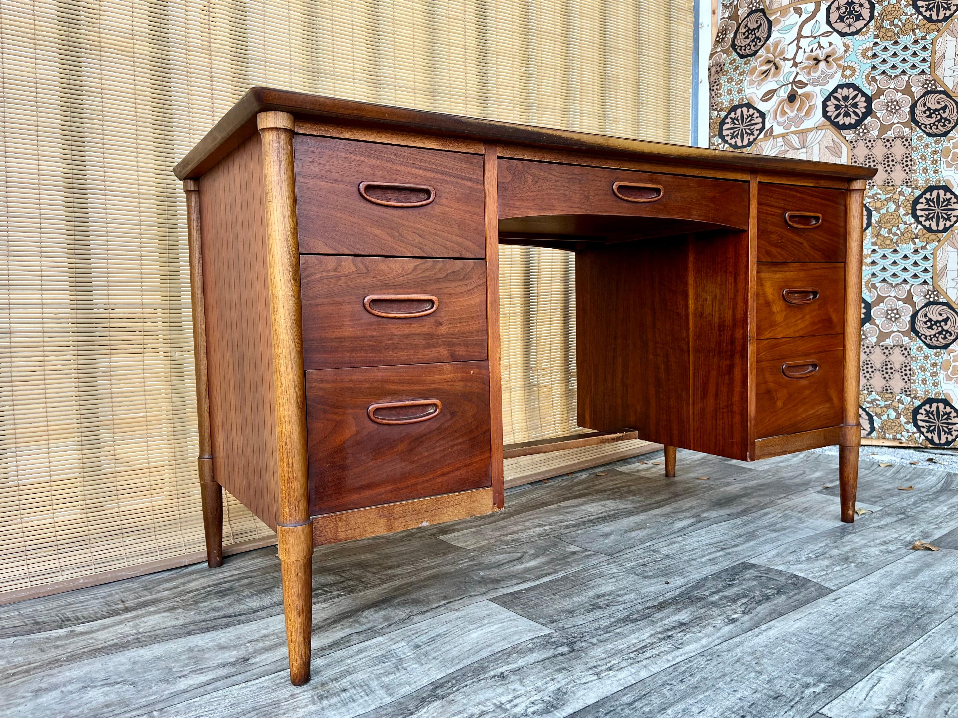 Américain Bureau double face mi-siècle moderne par Lane Furniture Circa. 1960s  en vente