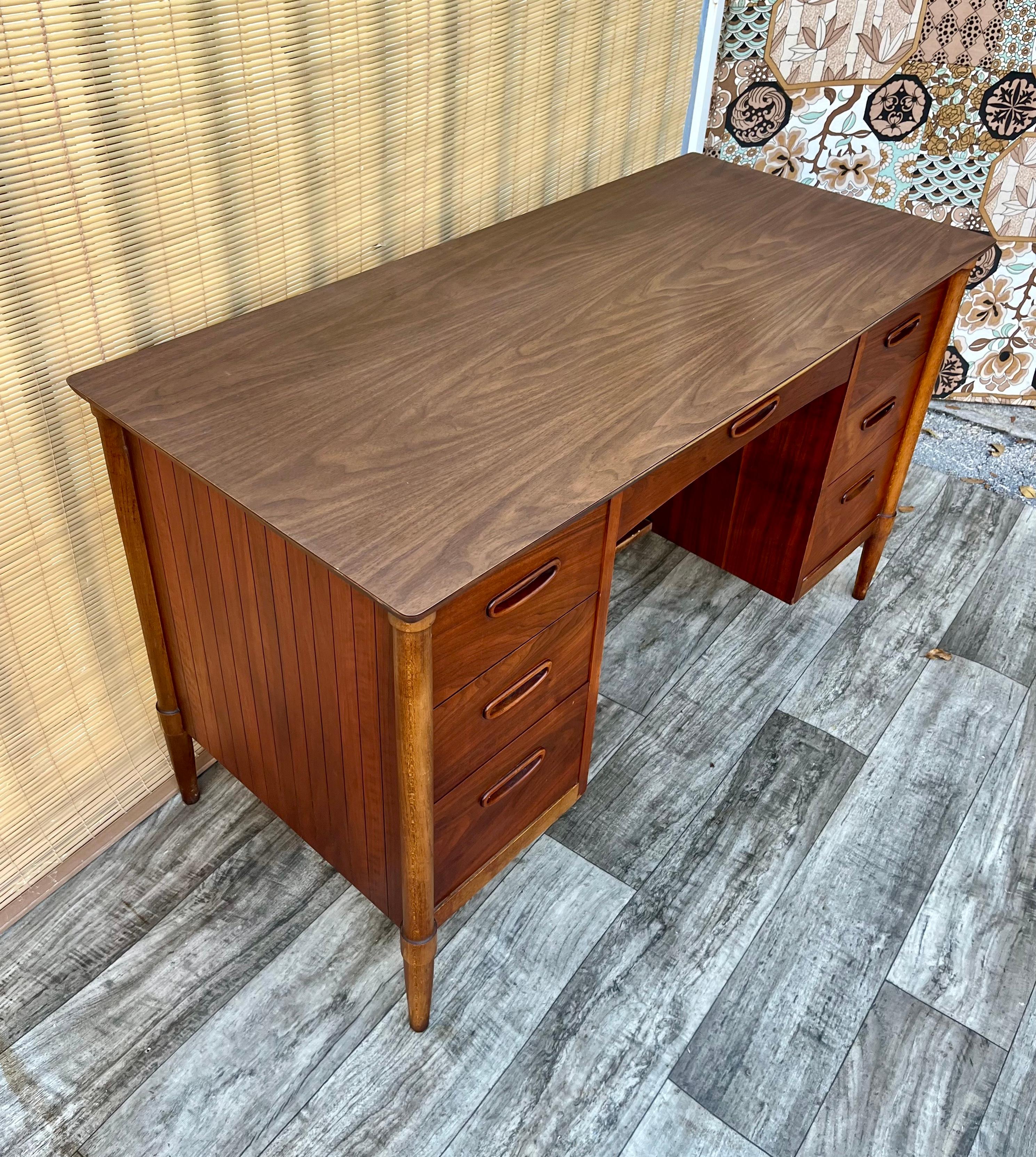 Veneer Mid Century Modern Double-Sided Desk by Lane Furniture. Circa. 1960s  For Sale