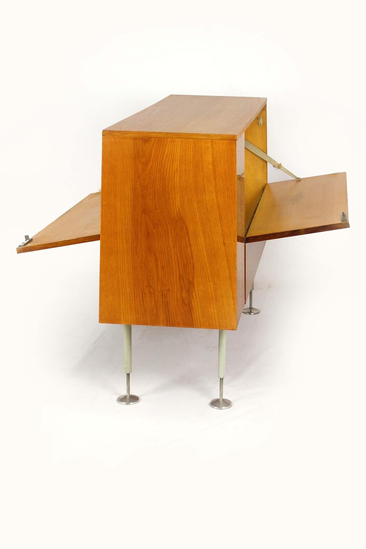 
Dieses seltene Vintage-Sideboard wurde in den 1960er Jahren von Jitona in der Tschechoslowakei hergestellt. Er hat ein einzigartiges doppelseitiges Design mit Klapptüren auf beiden Seiten, so dass er in der Mitte eines Raumes aufgestellt und von